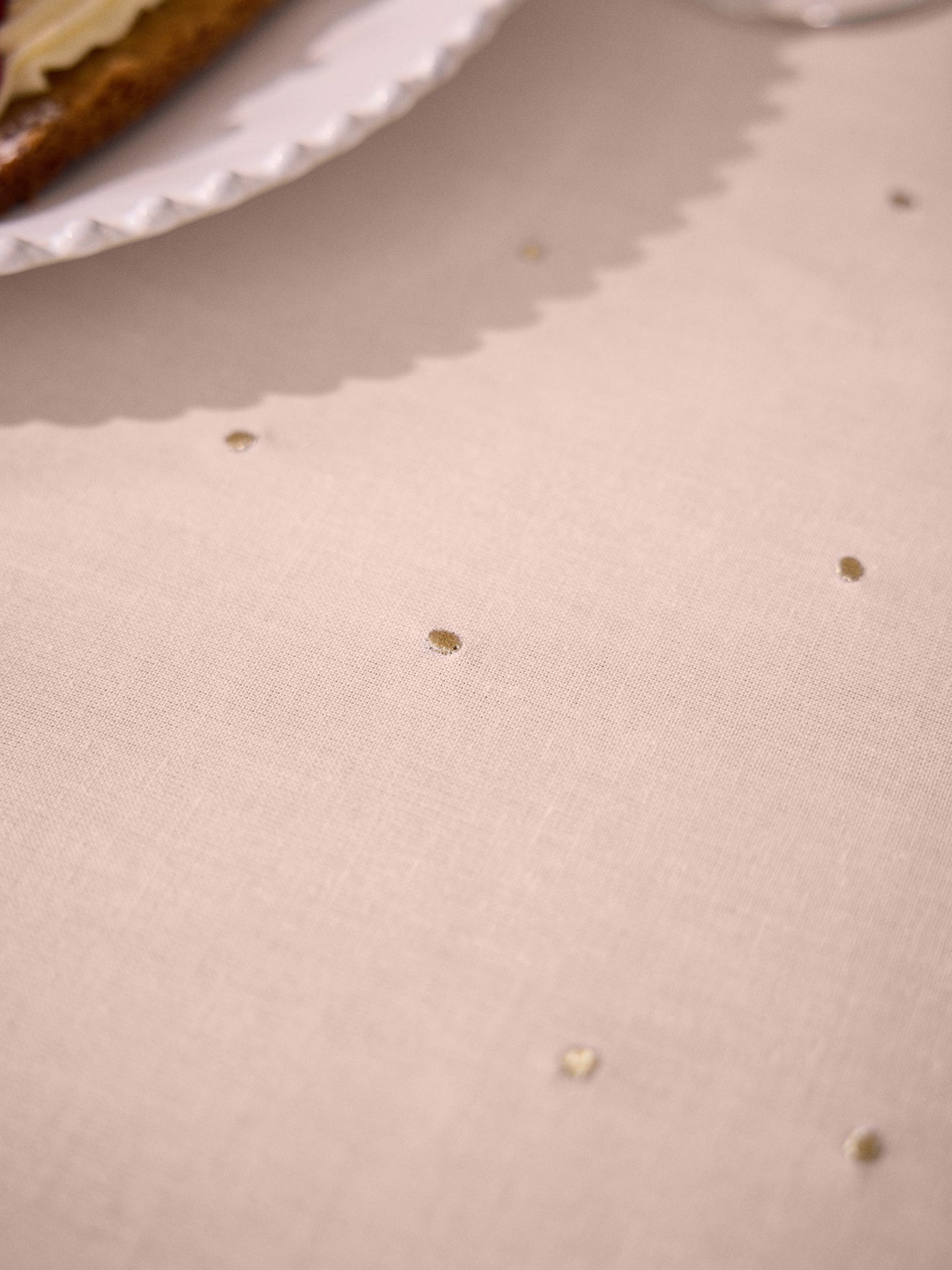 Katoenen tafellaken met linnenlook en goudkleurige stippen
