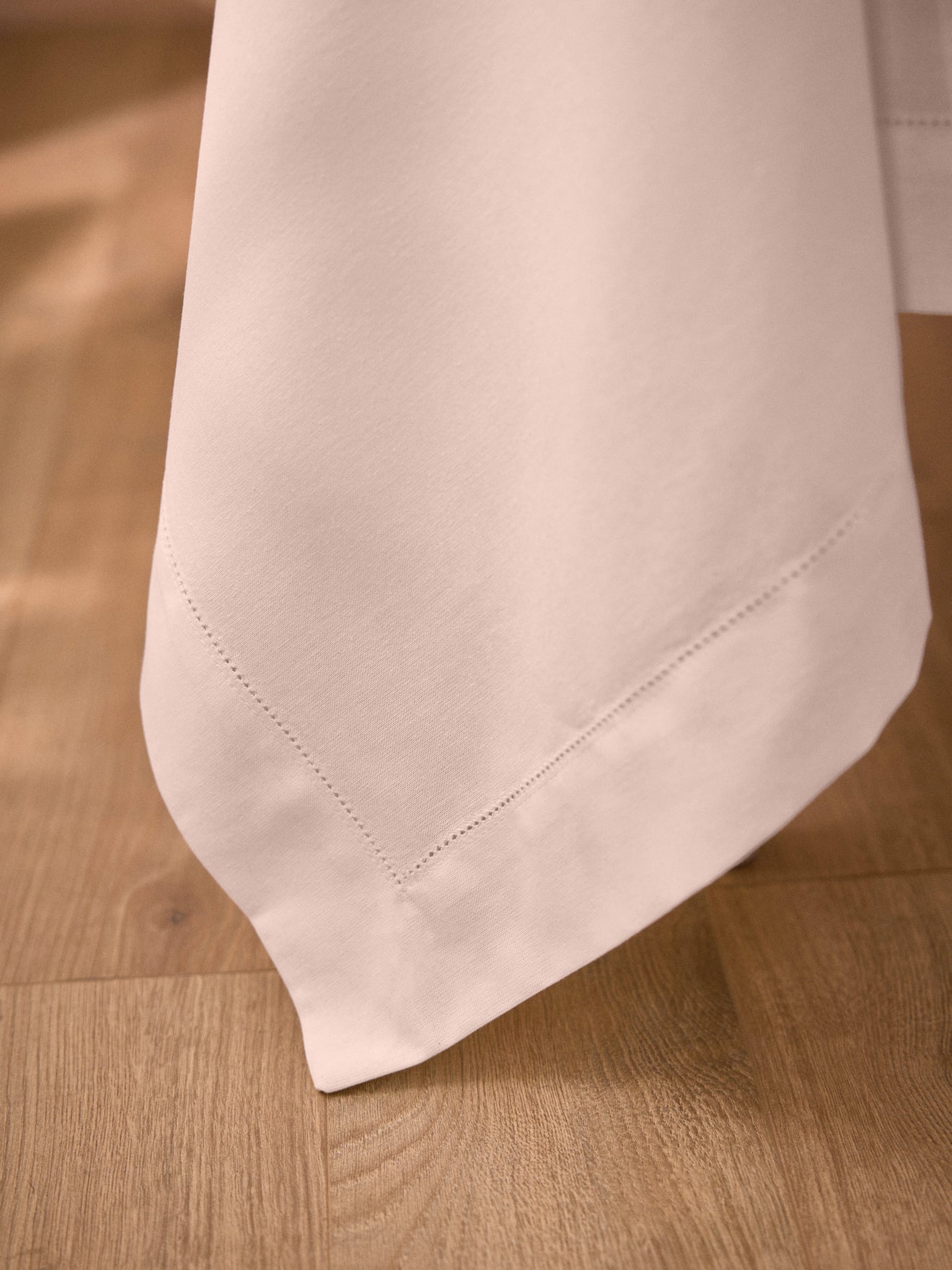 Katoenen tafellaken met linnenlook en goudkleurige stippen