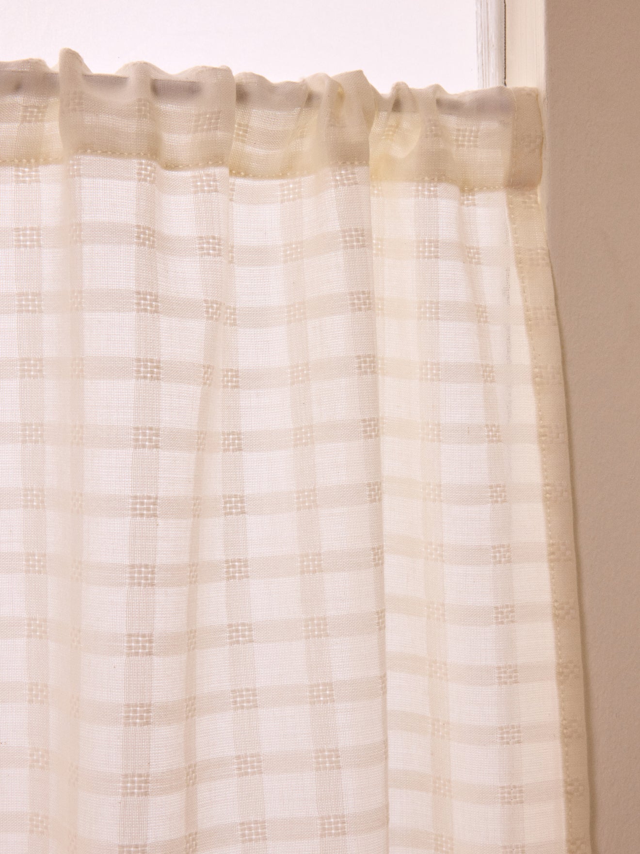 Vitrage in voile met ruitjes in ton sur ton