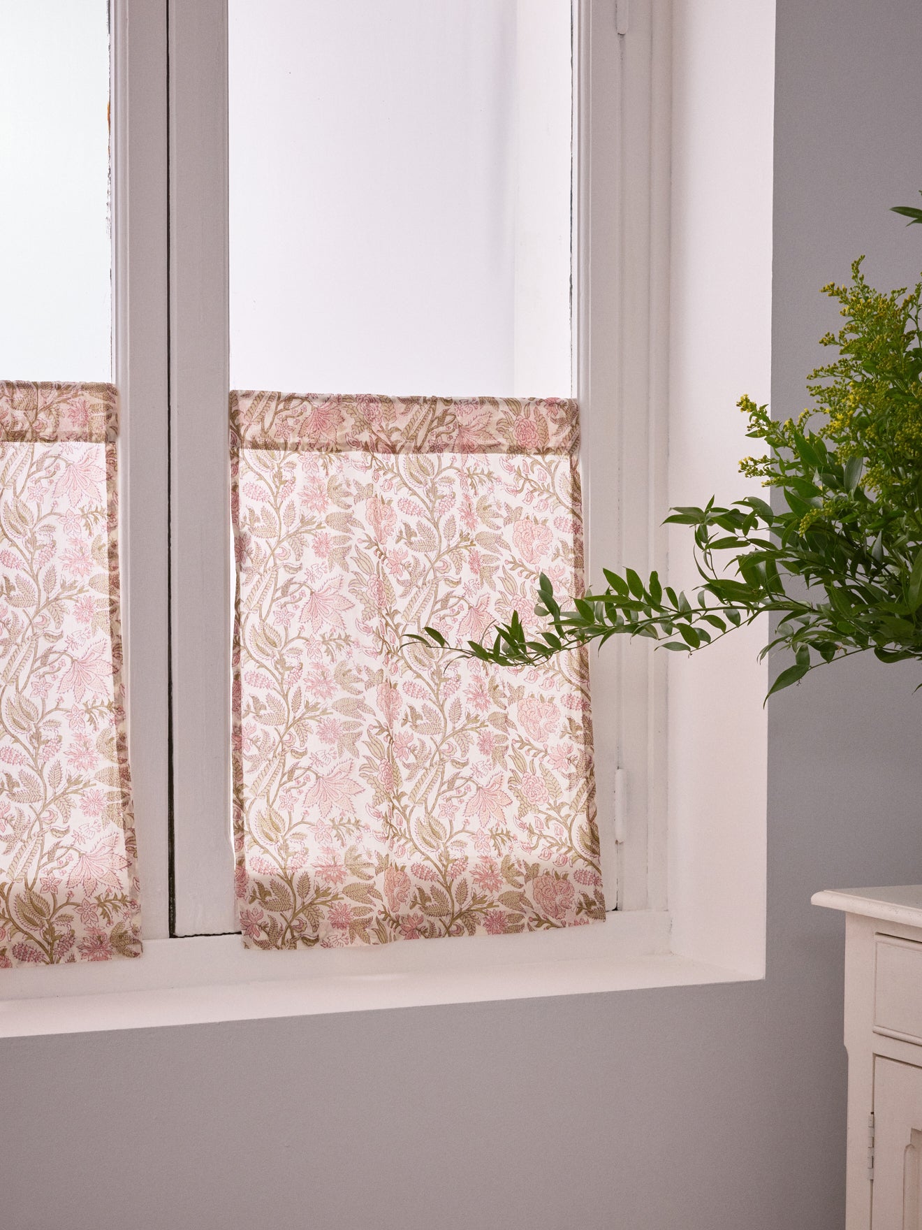 Katoenen vitrage met Indiase Rosa-print