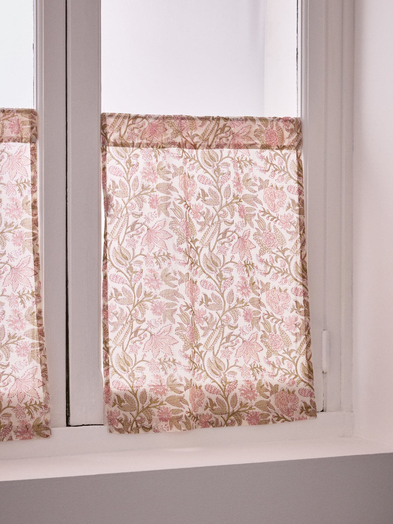 Katoenen vitrage met Indiase Rosa-print