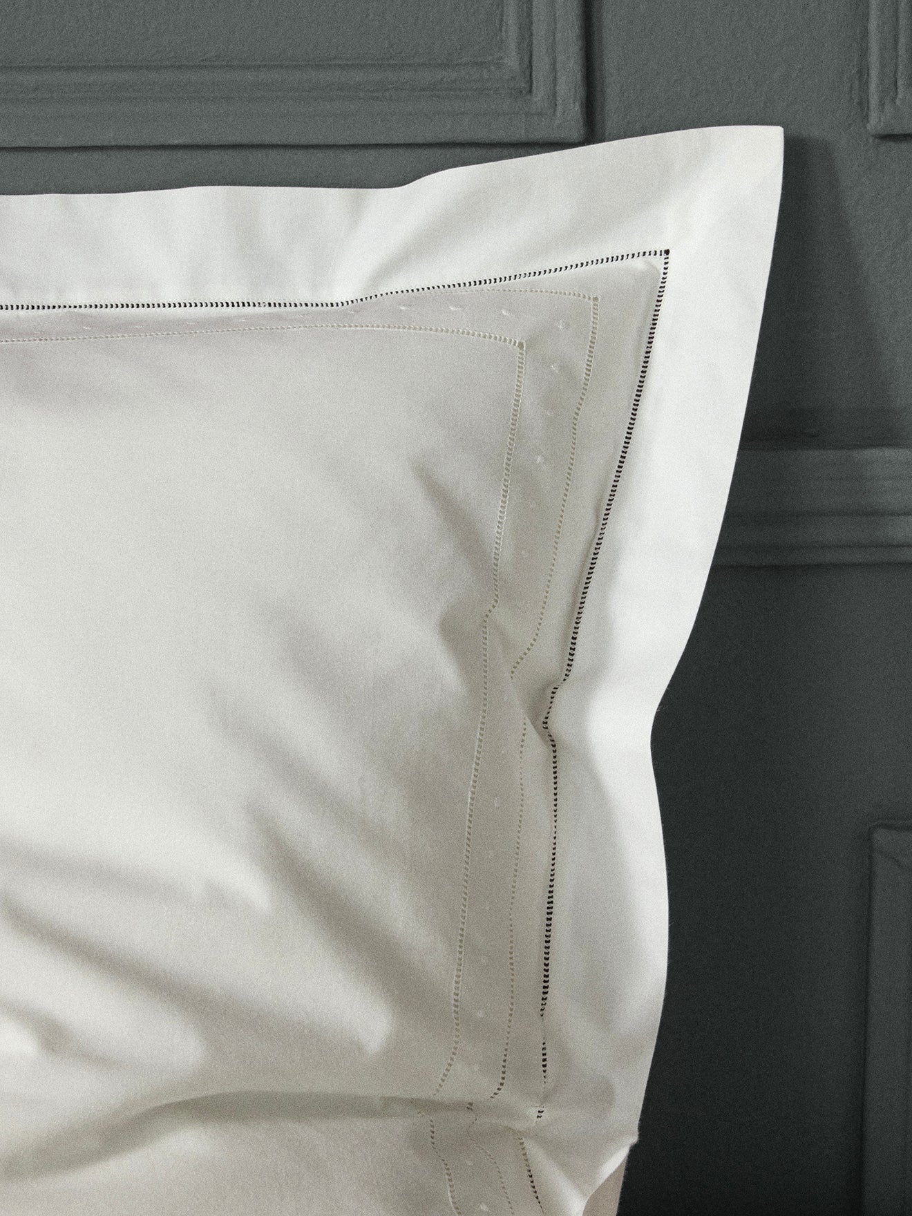 Taie d'oreiller percale de coton brodée "Aglaé"