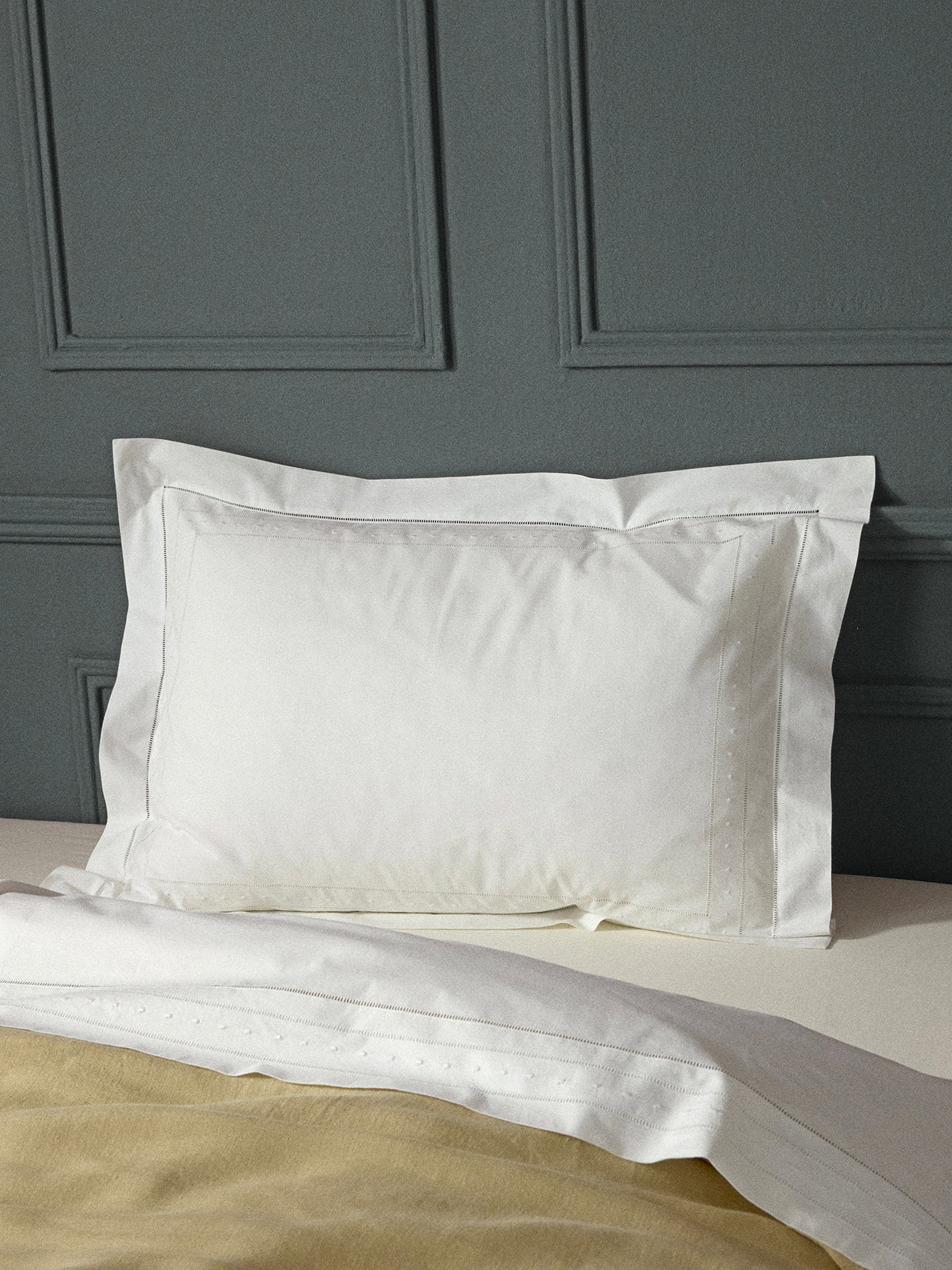 Taie d'oreiller percale de coton brodée "Aglaé"