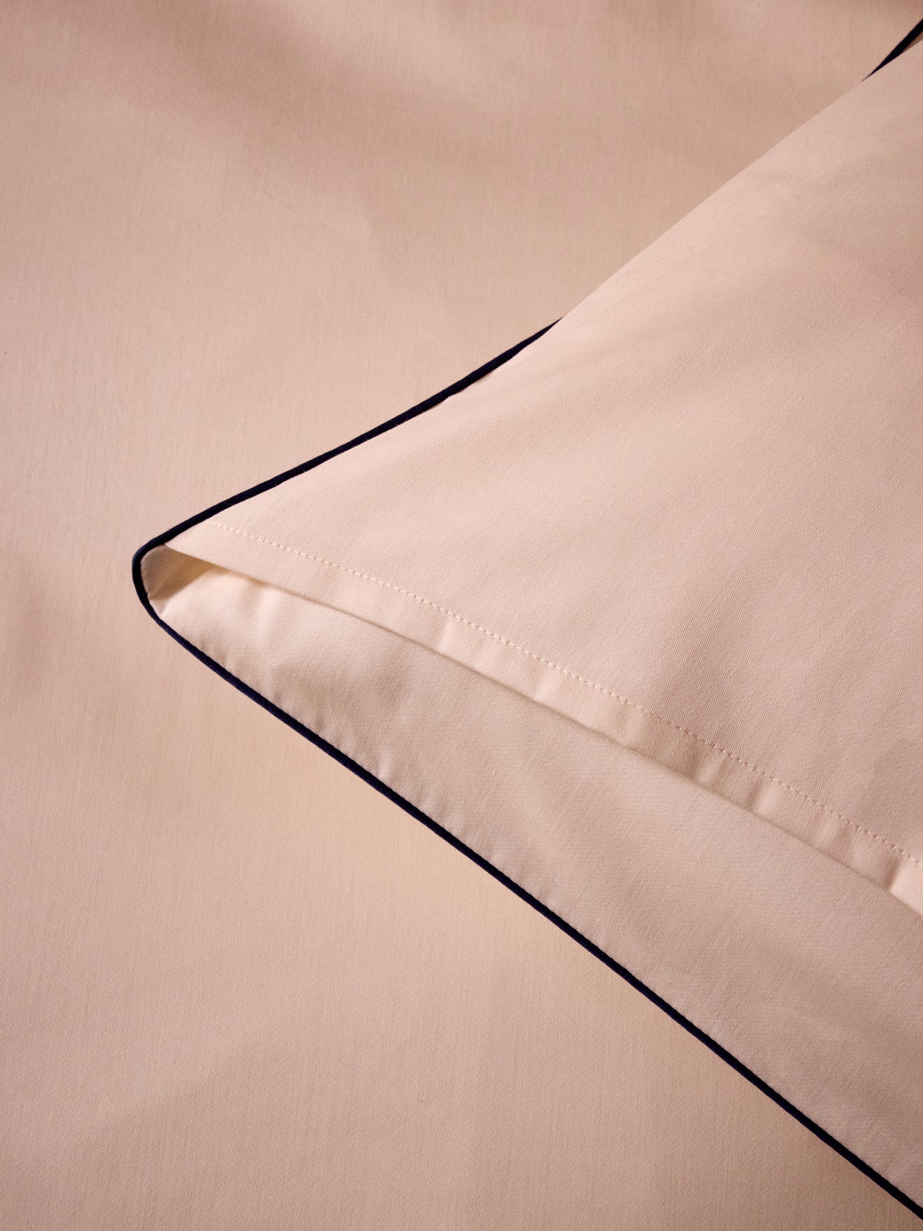 Kussensloop in katoensatijn "Madeleine"