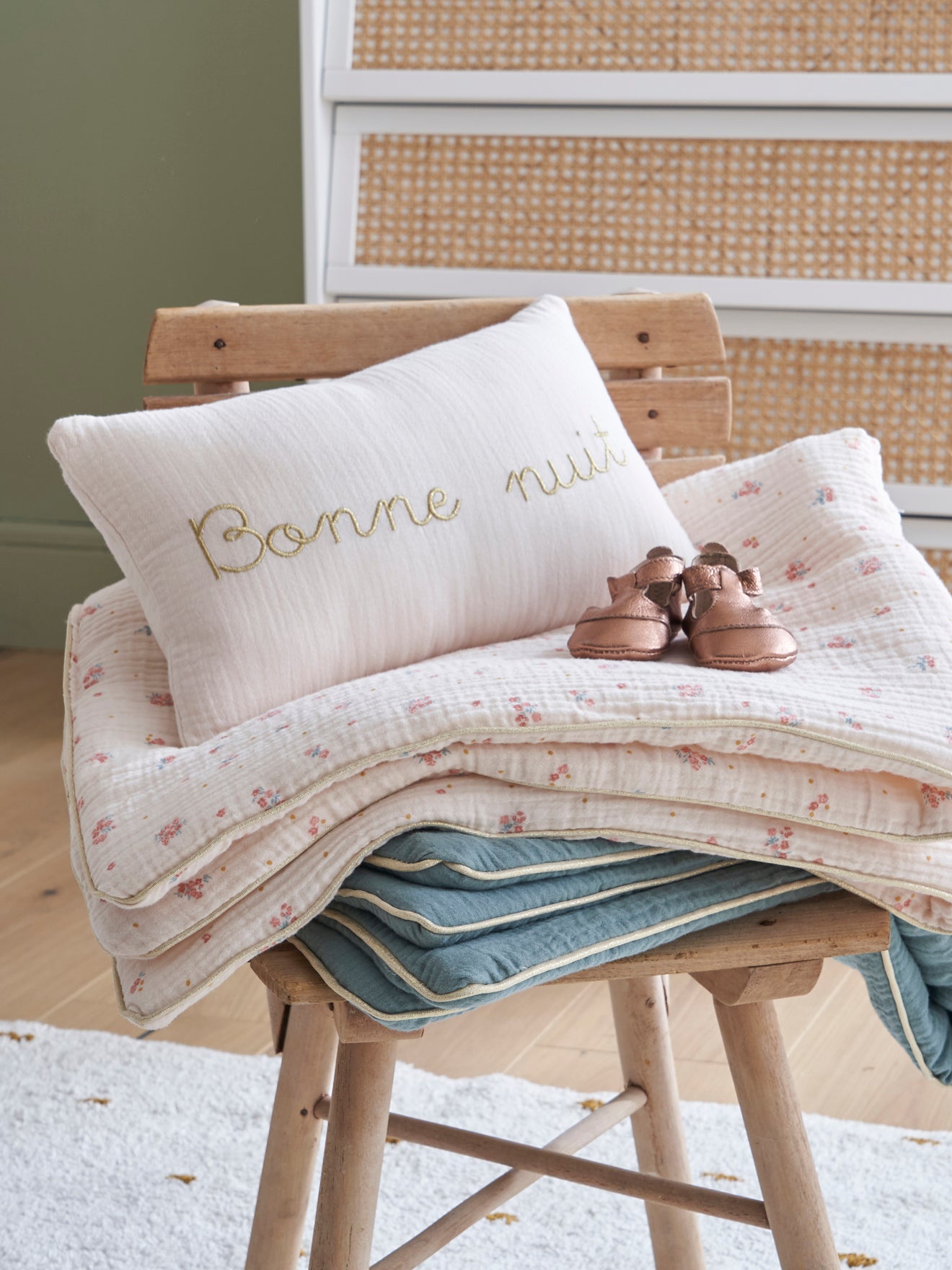 Kussentje in tetrastof met goudkleurig borduursel