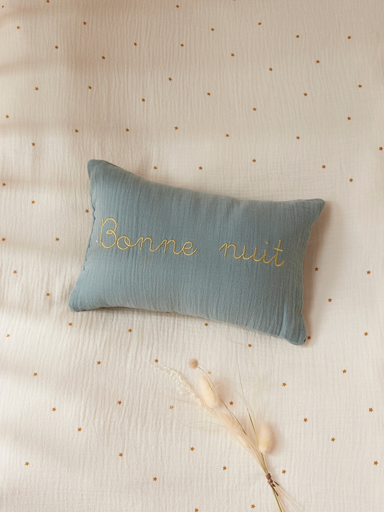 Kussentje in tetrastof met goudkleurig borduursel