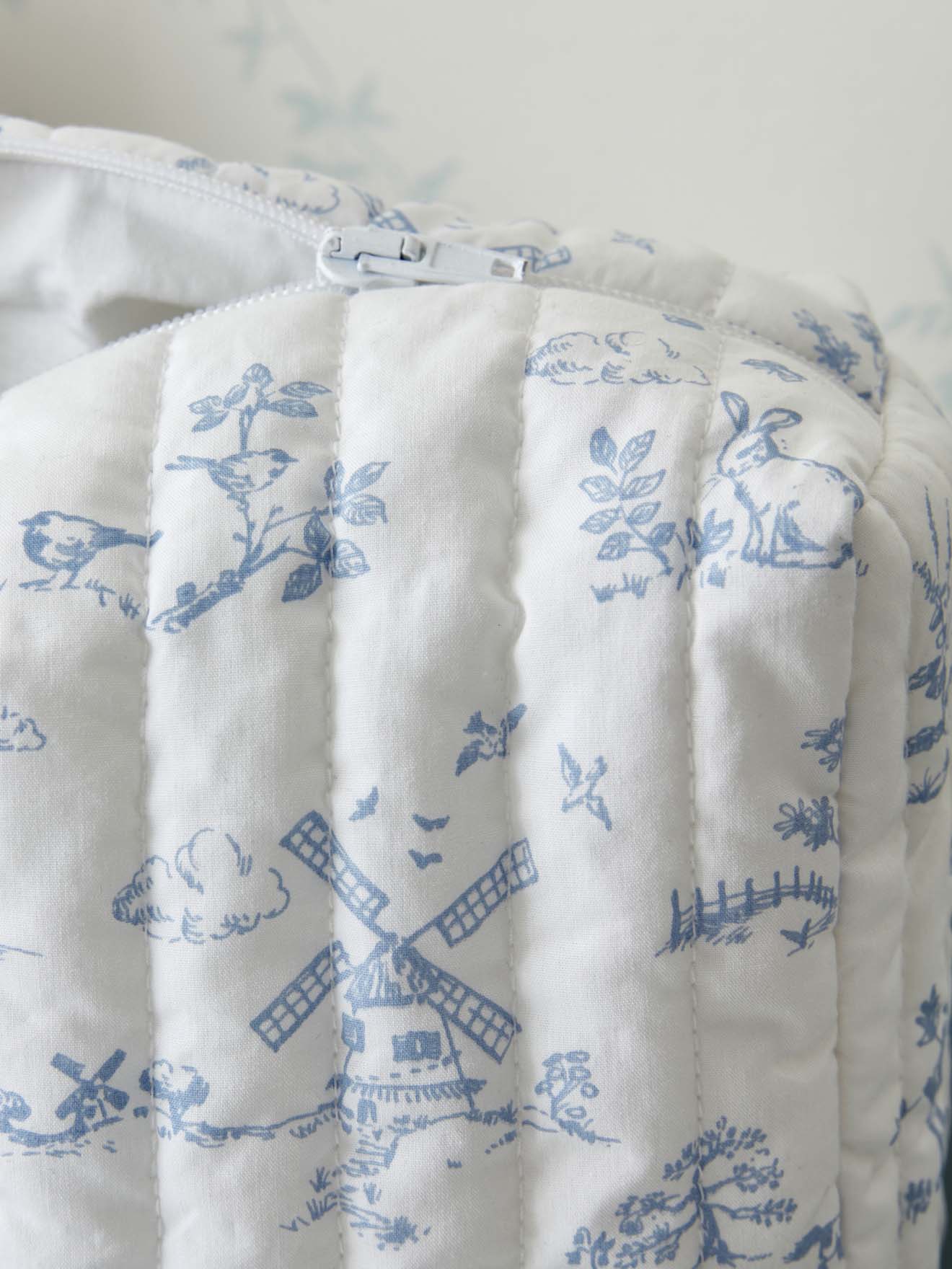 Toilettas in toile de Jouy-stijl