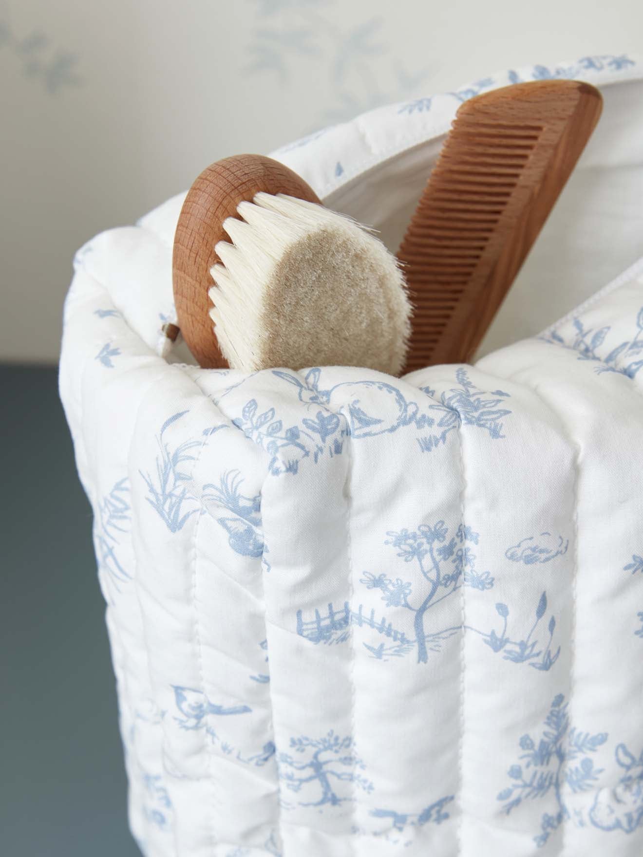Toilettas in toile de Jouy-stijl