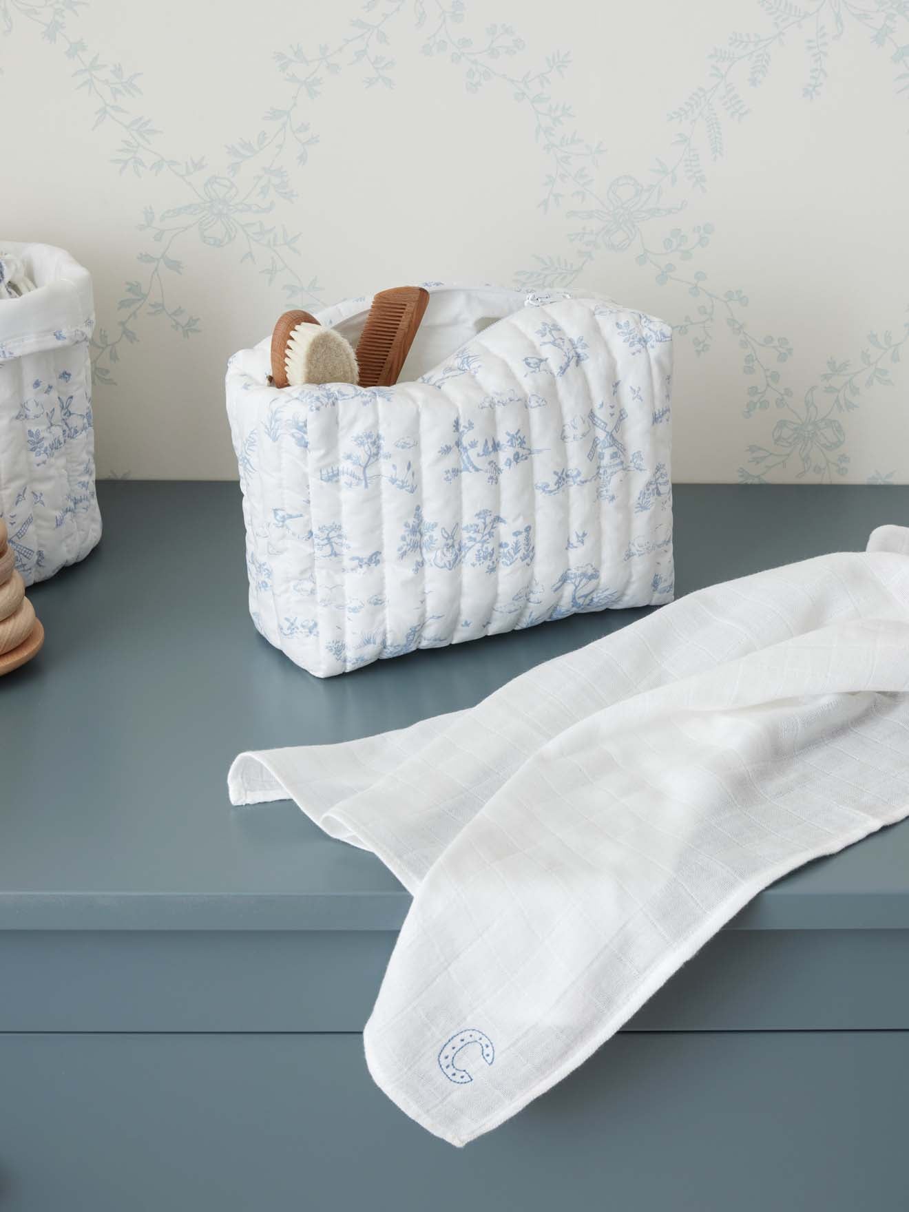 Toilettas in toile de Jouy-stijl