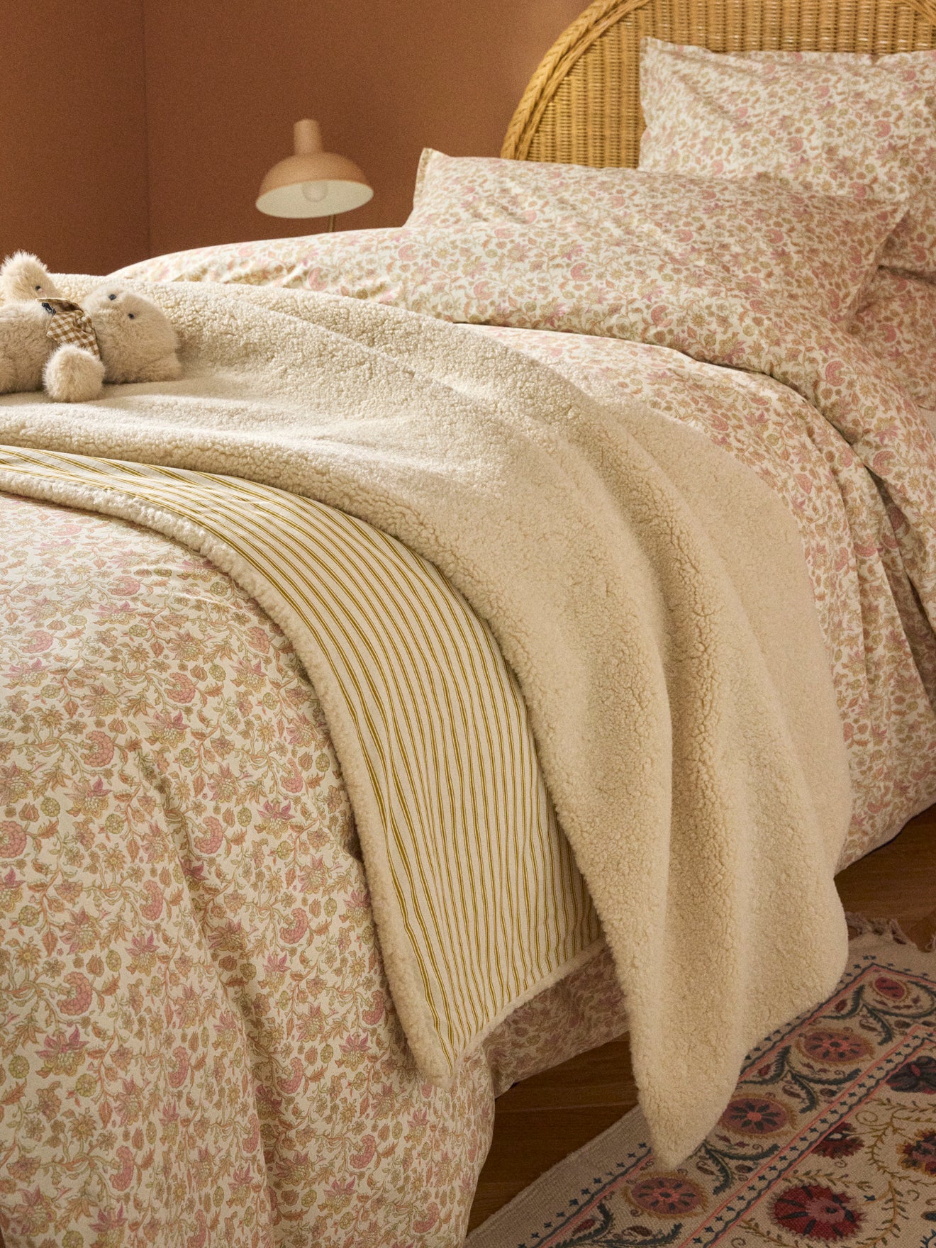 Omkeerbare plaid met sherpa en strepenprint
