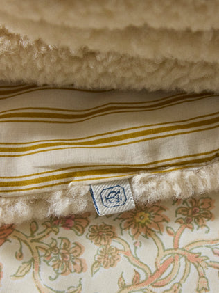 Omkeerbare plaid met sherpa en strepenprint