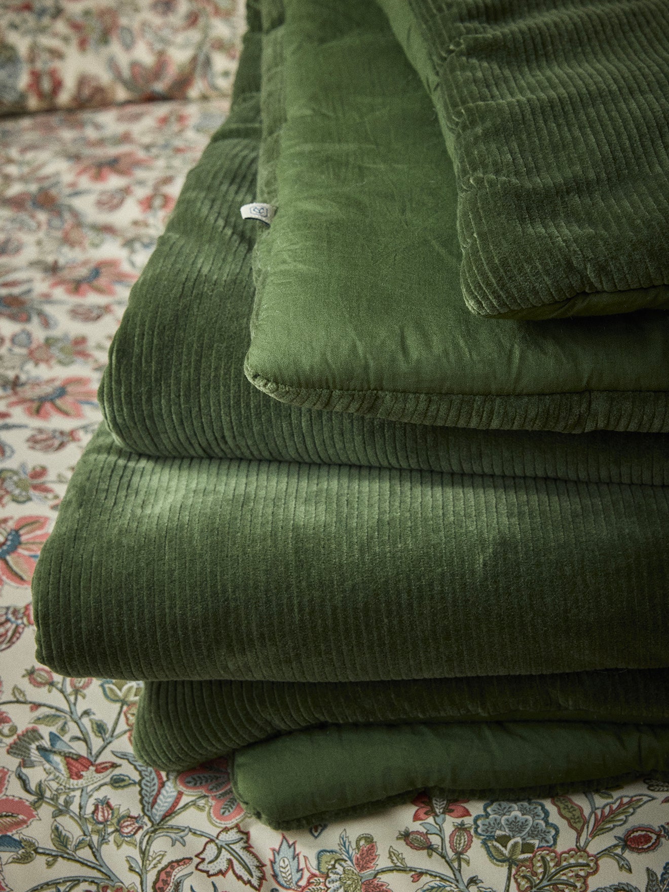 Gewatteerde sprei in ribfluweel