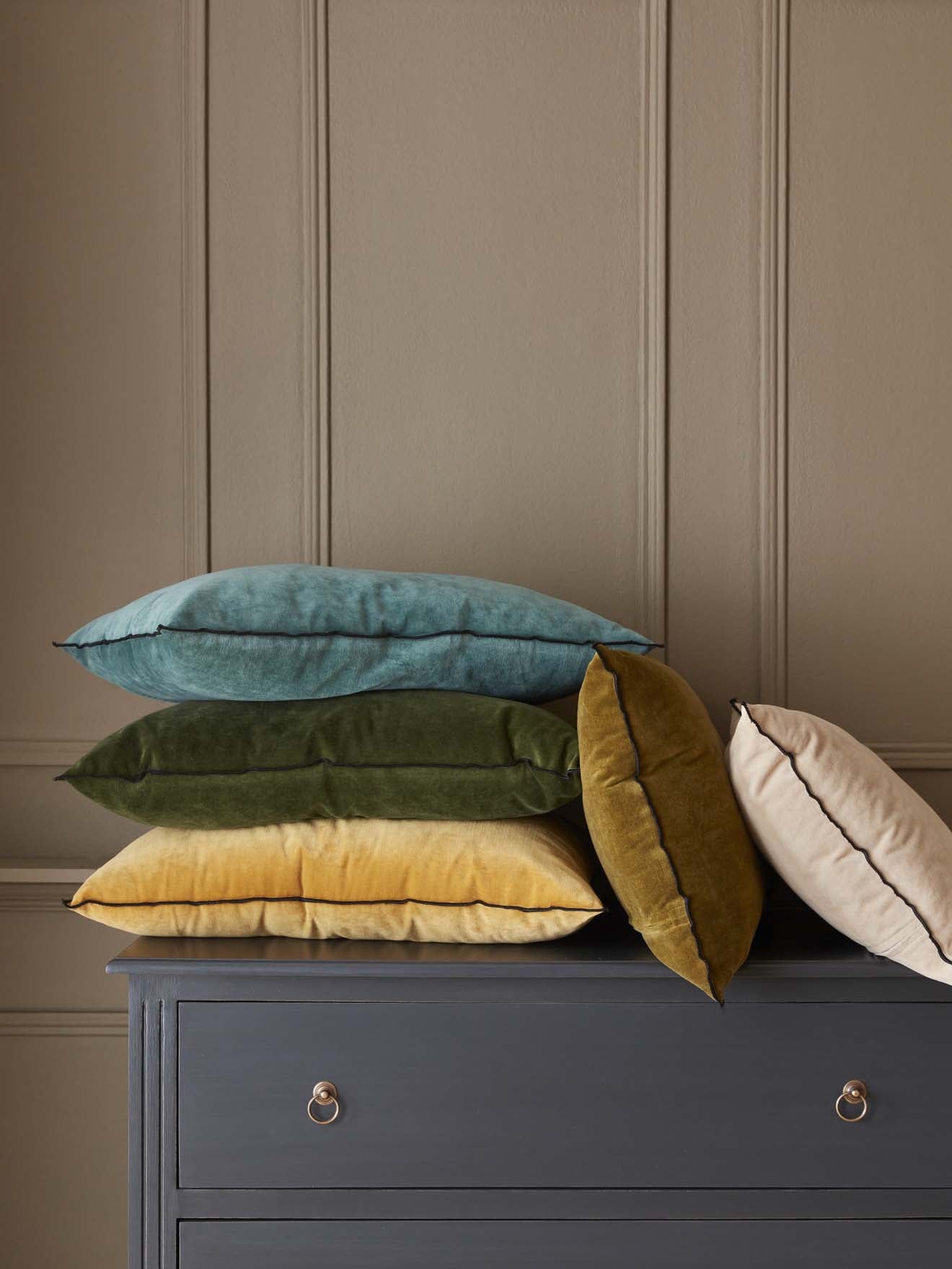 Housse de coussin velours biais noir