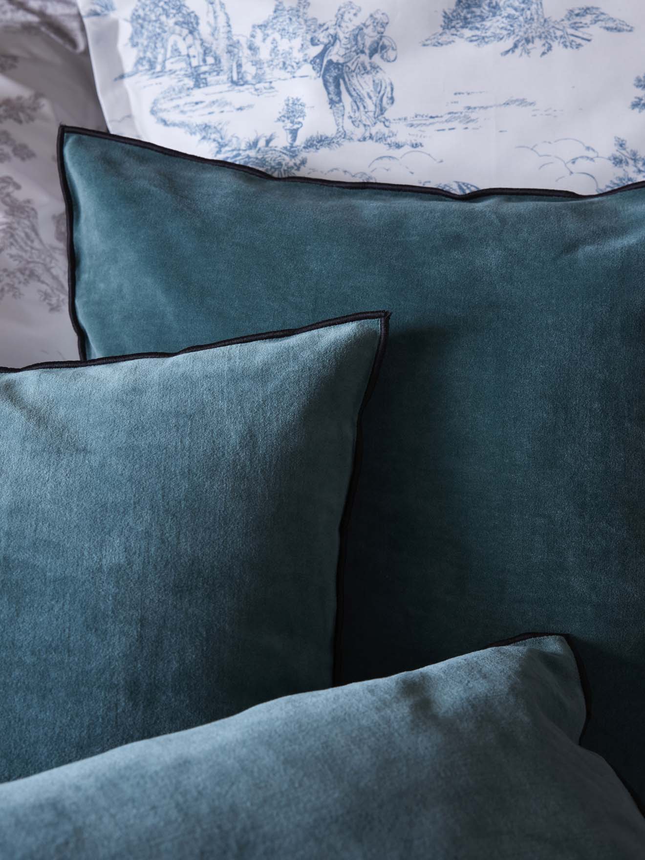 Housse de coussin velours biais noir
