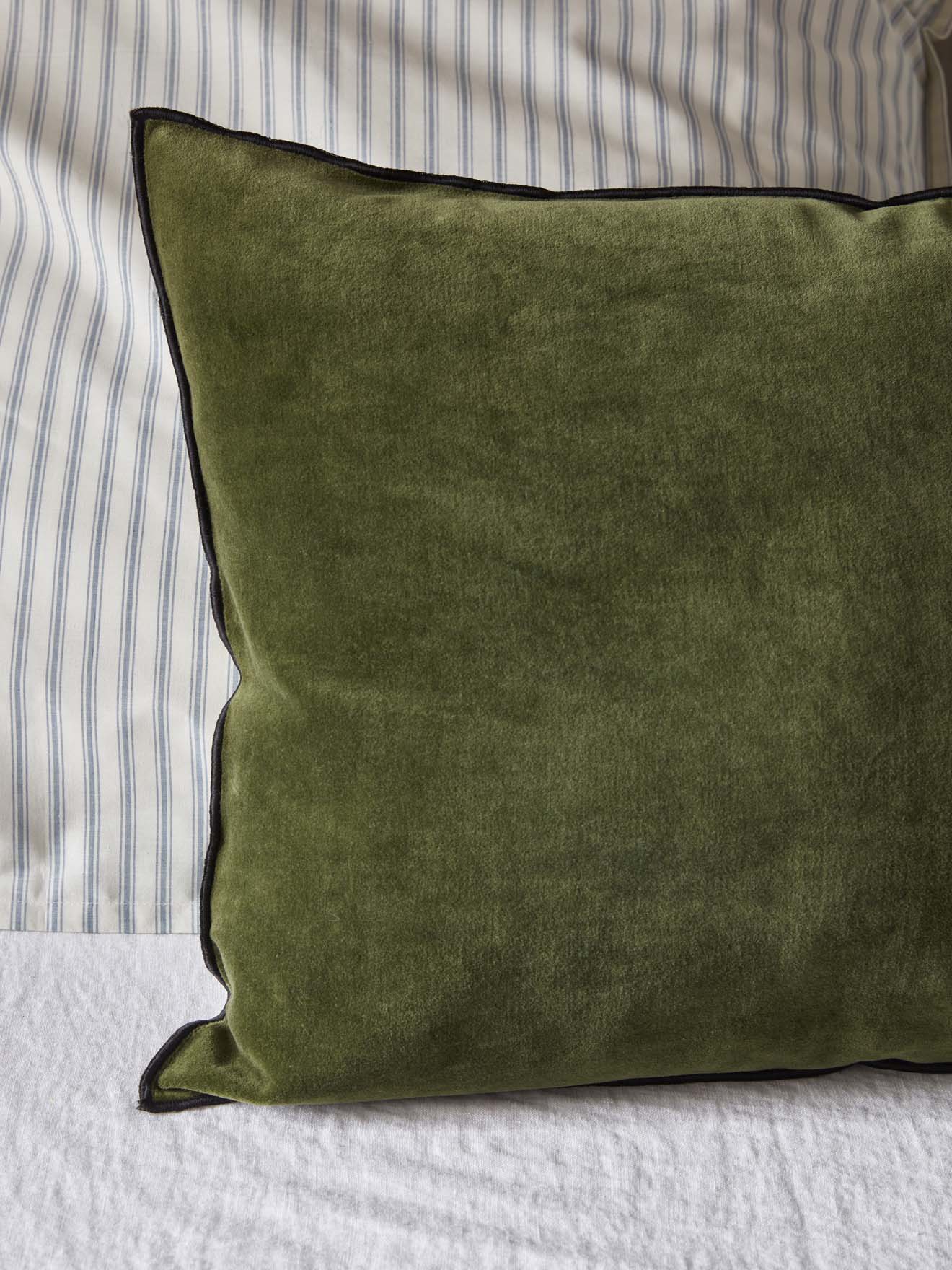 Housse de coussin velours biais noir