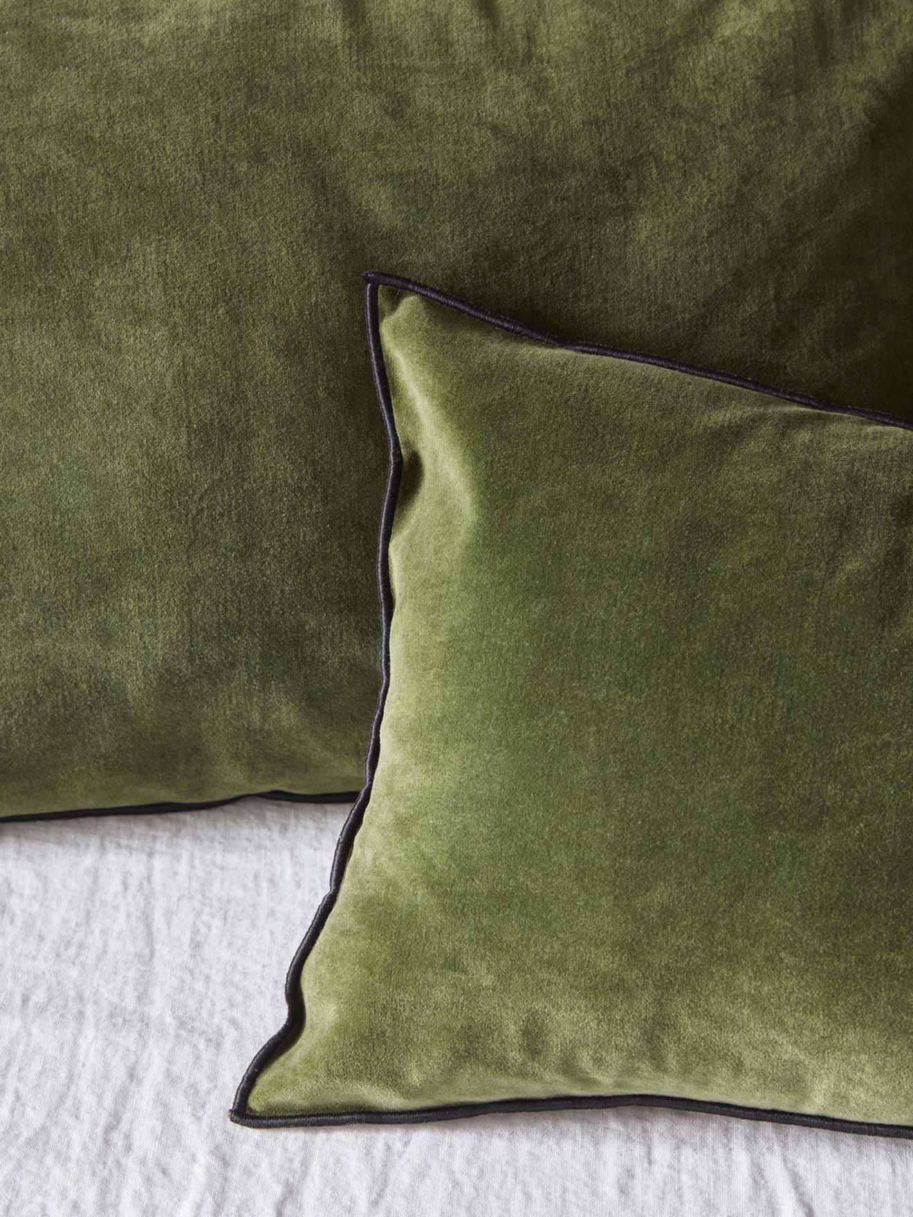 Housse de coussin velours biais noir