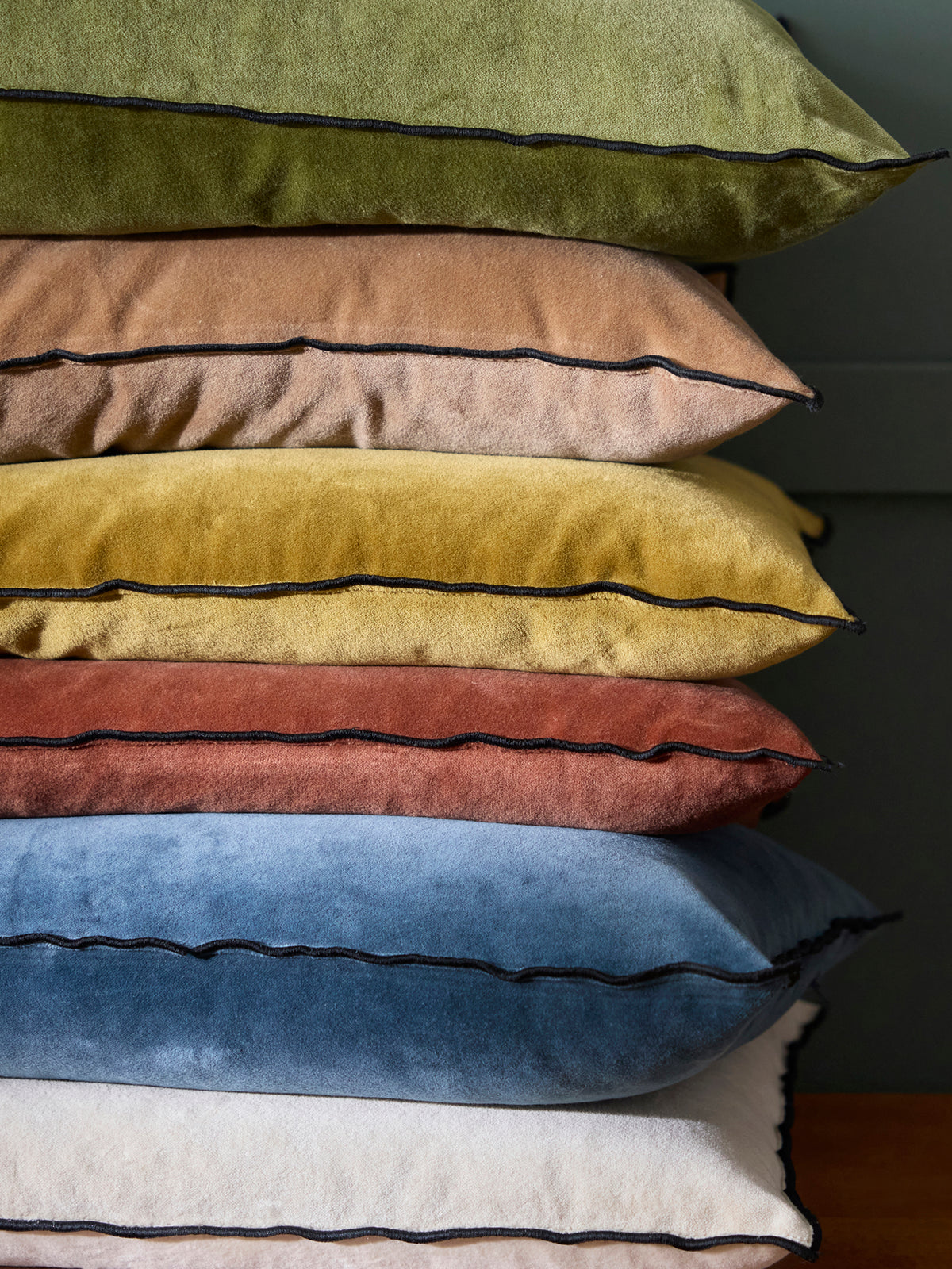 Velours kussenhoes met zwarte randen