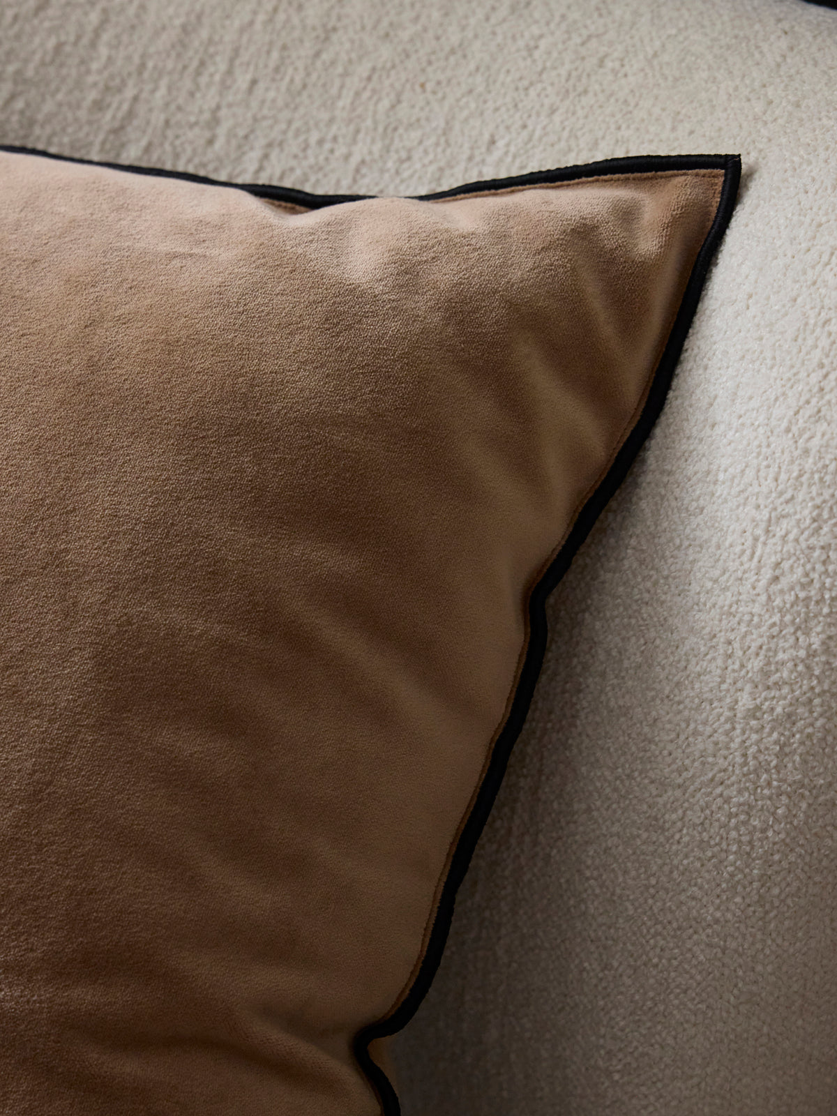 Velours kussenhoes met zwarte randen