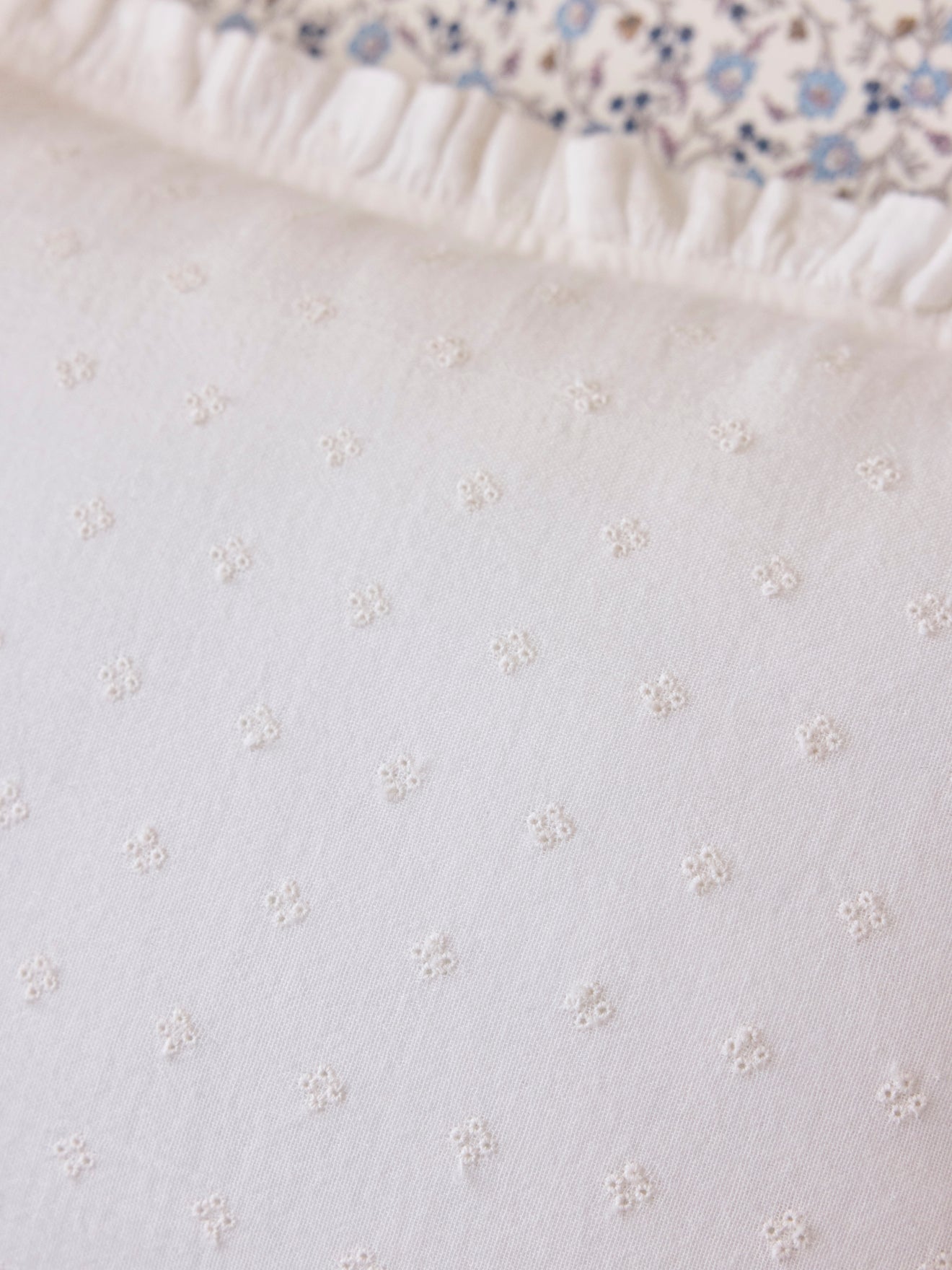 Kussenhoes met broderie anglaise