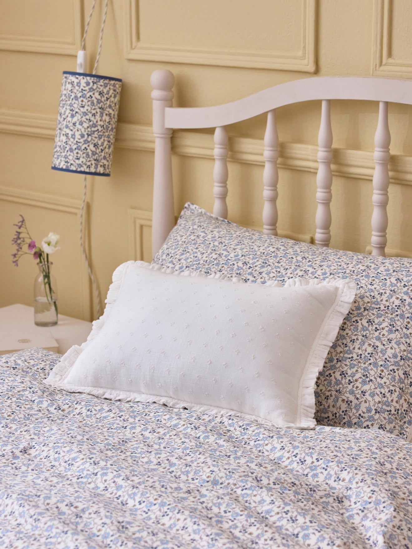 Kussenhoes met broderie anglaise