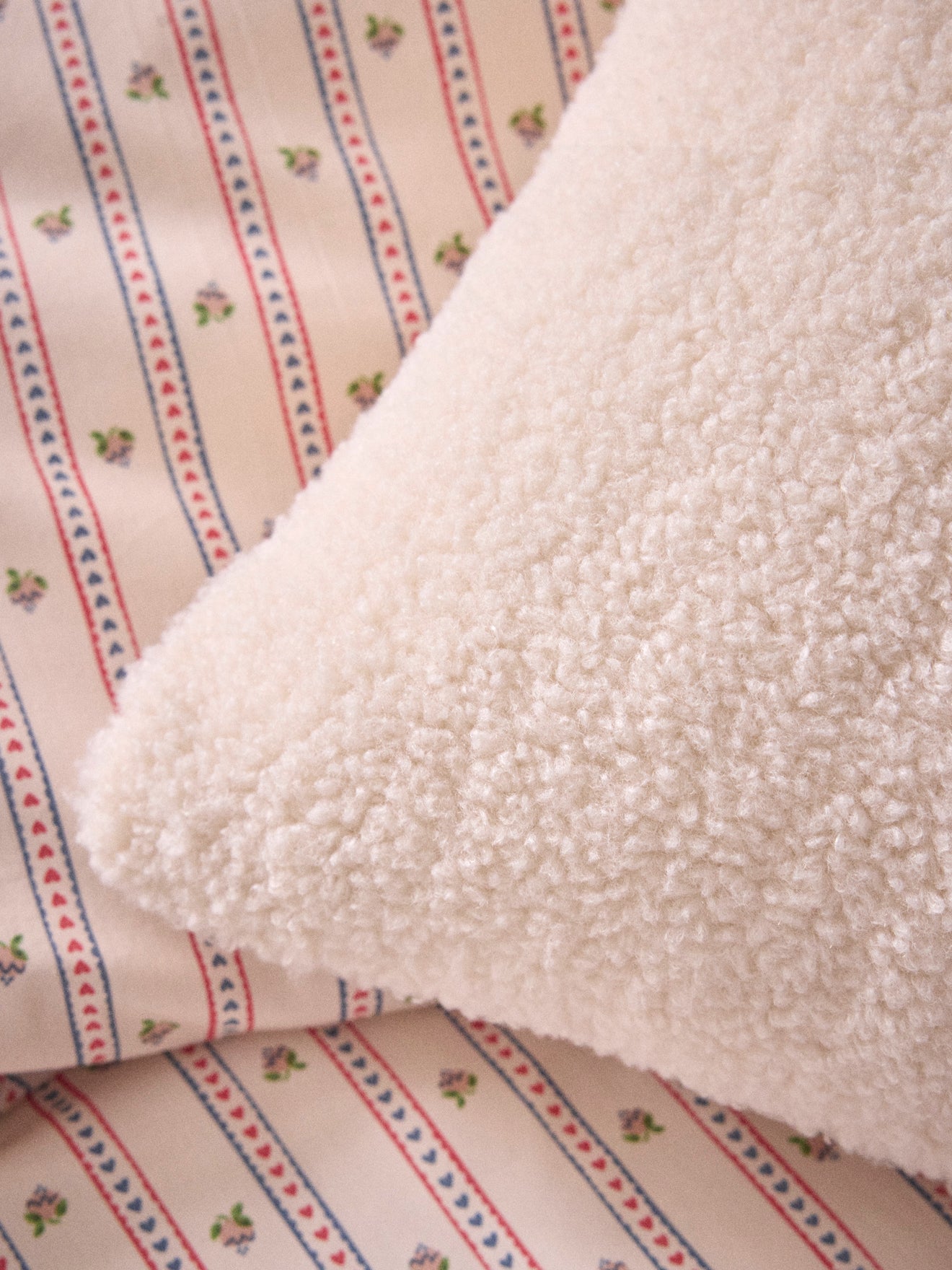 Kussenhoes met print en sherpa "Avril"
