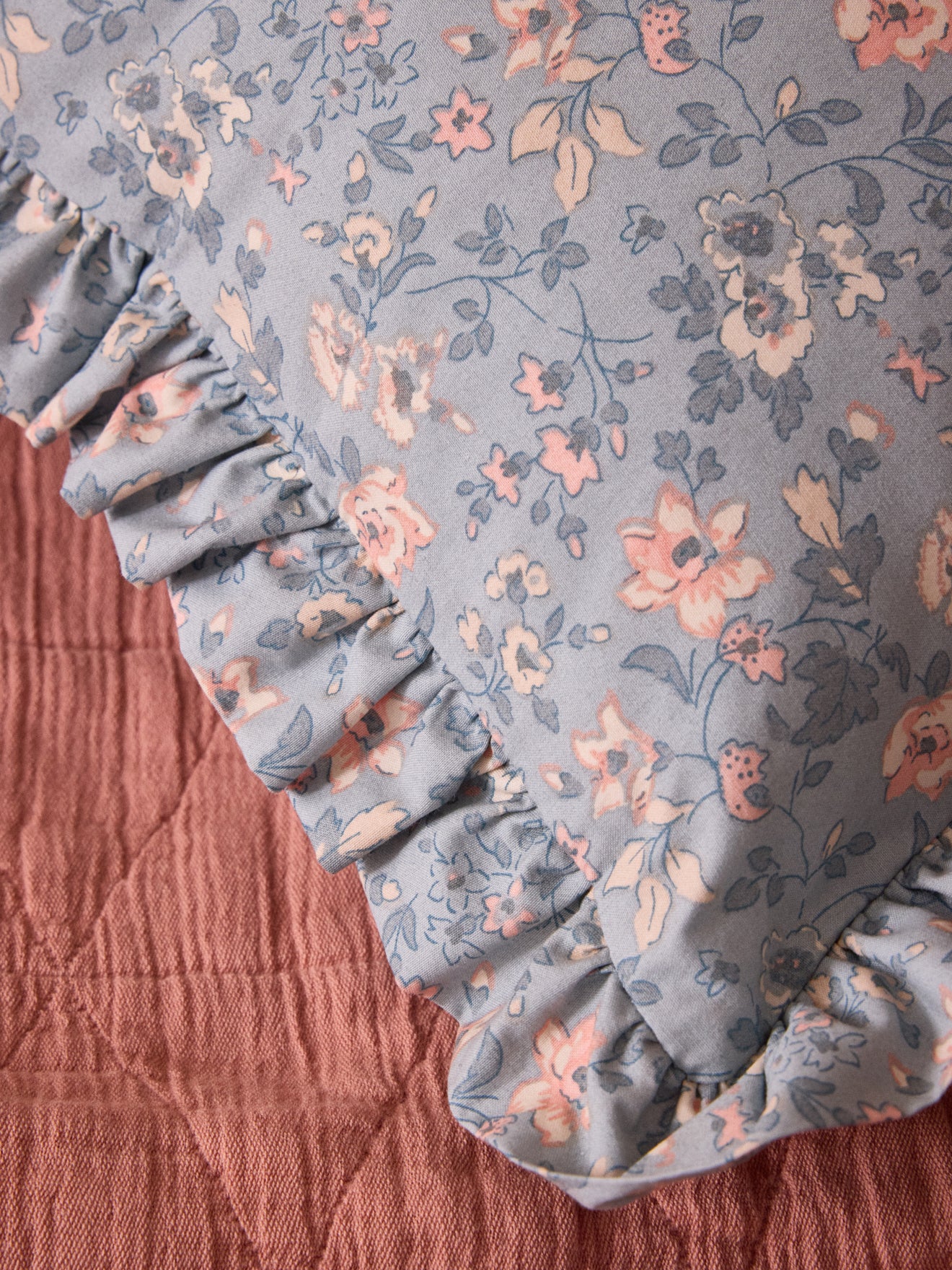 Coussin brodé Amour