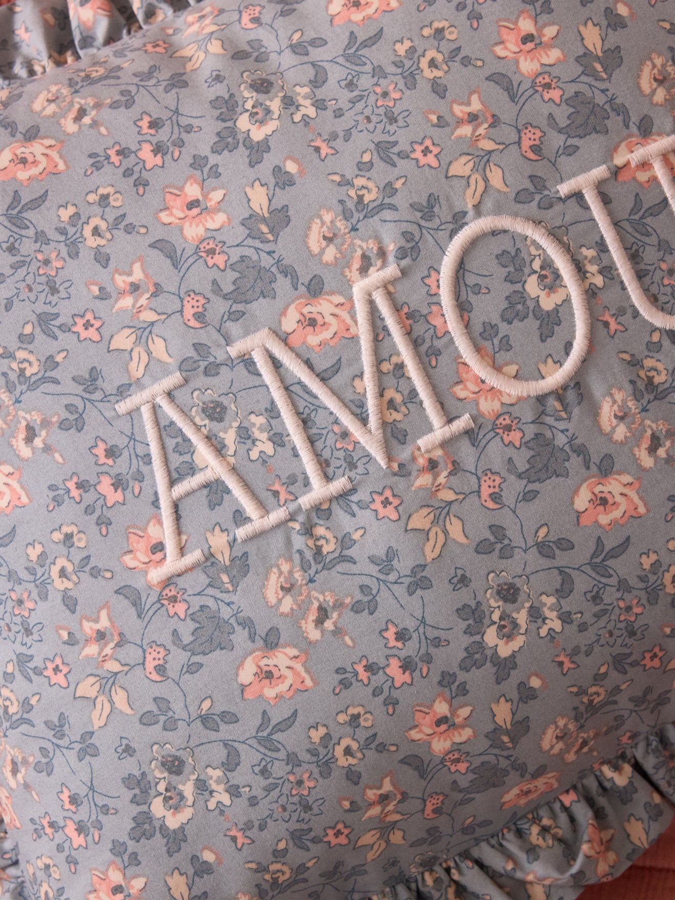 Coussin brodé Amour