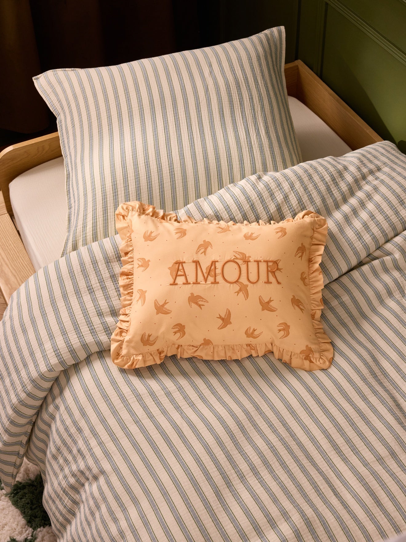 Kussen met "Amour" borduursel