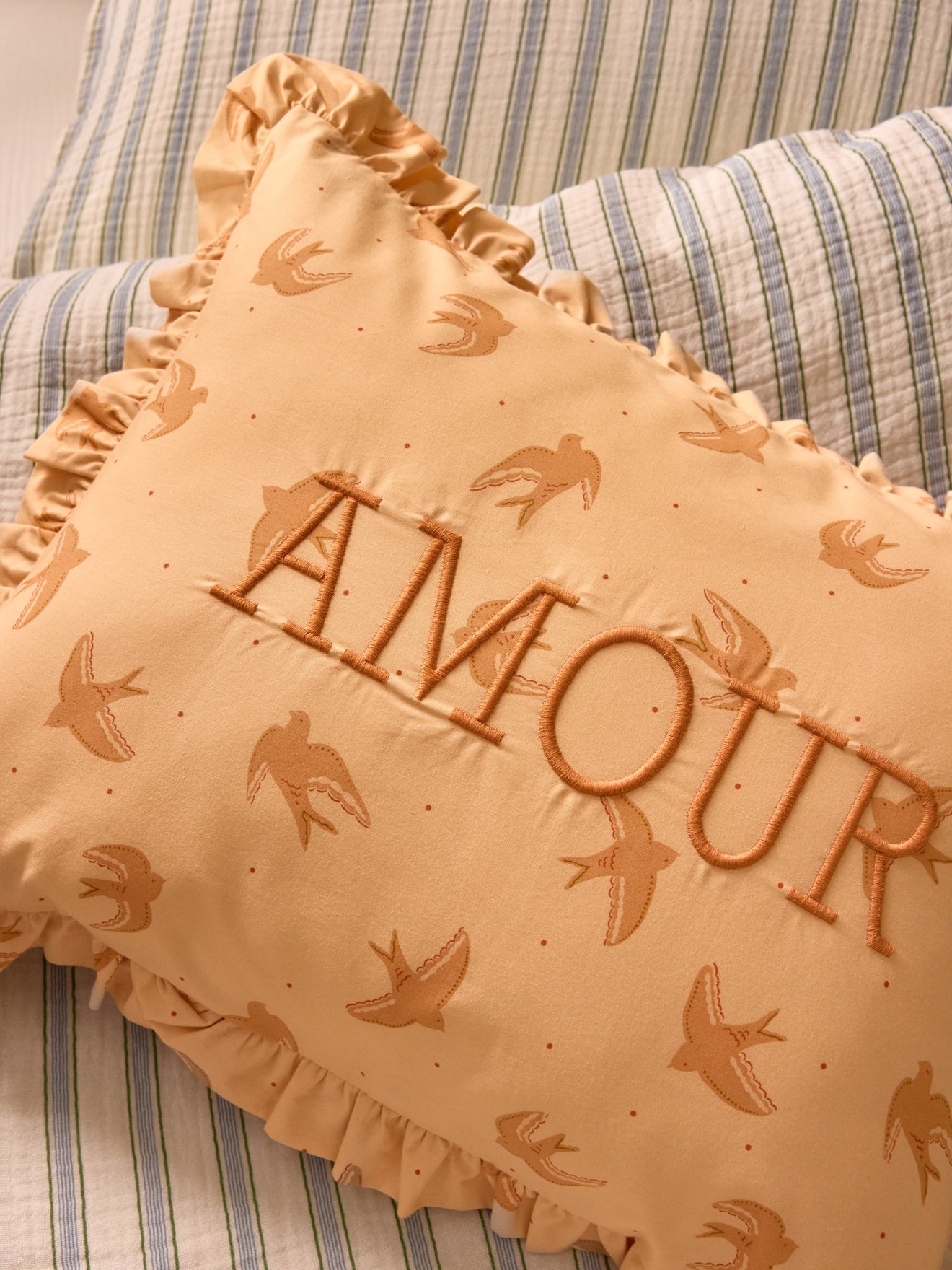 Kussen met "Amour" borduursel