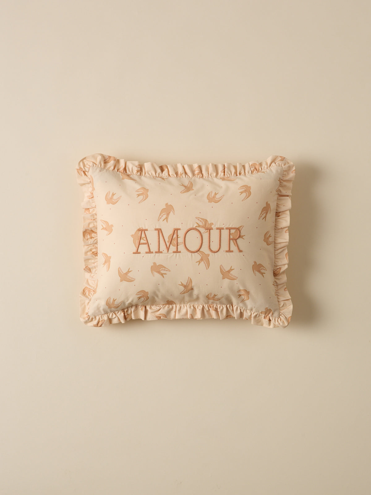 Kussen met "Amour" borduursel