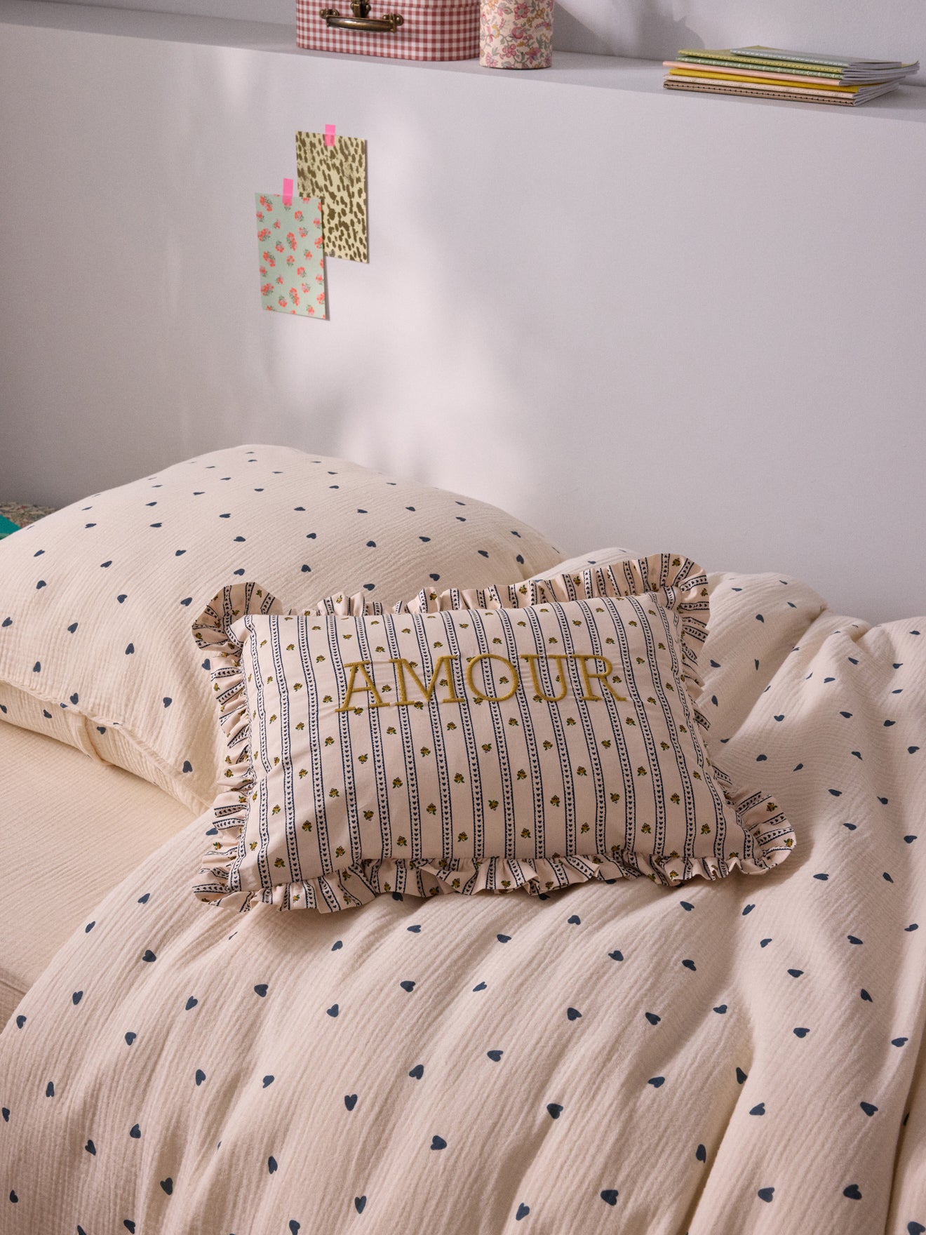 Coussin brodé Amour