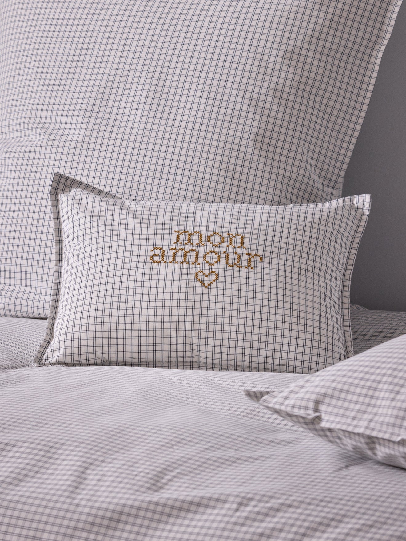 Housse de coussin petits carreaux brodée