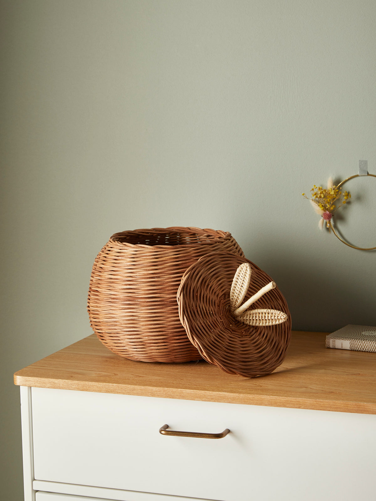 Mand met deksel in rotan