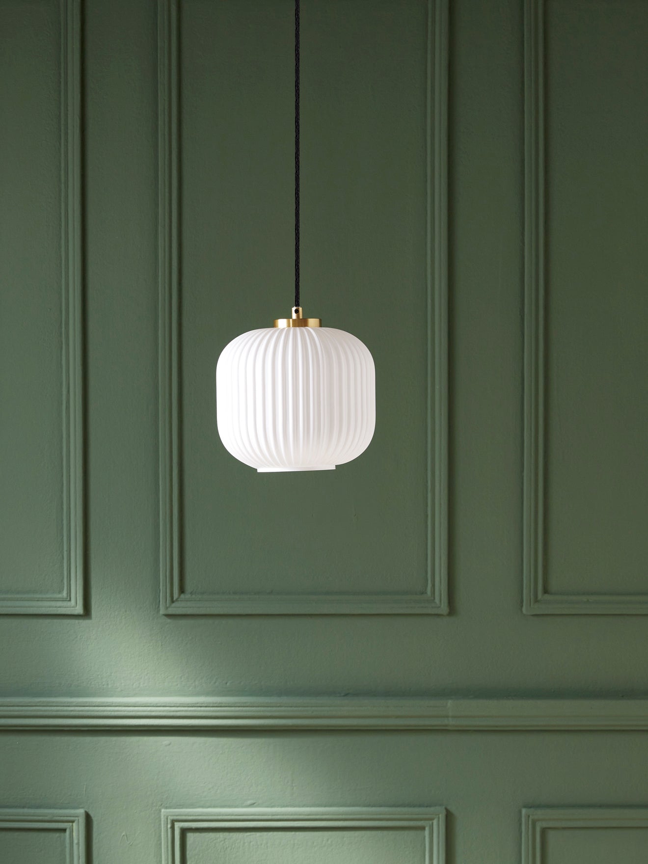 Bolvormige hanglamp in geribbeld glas