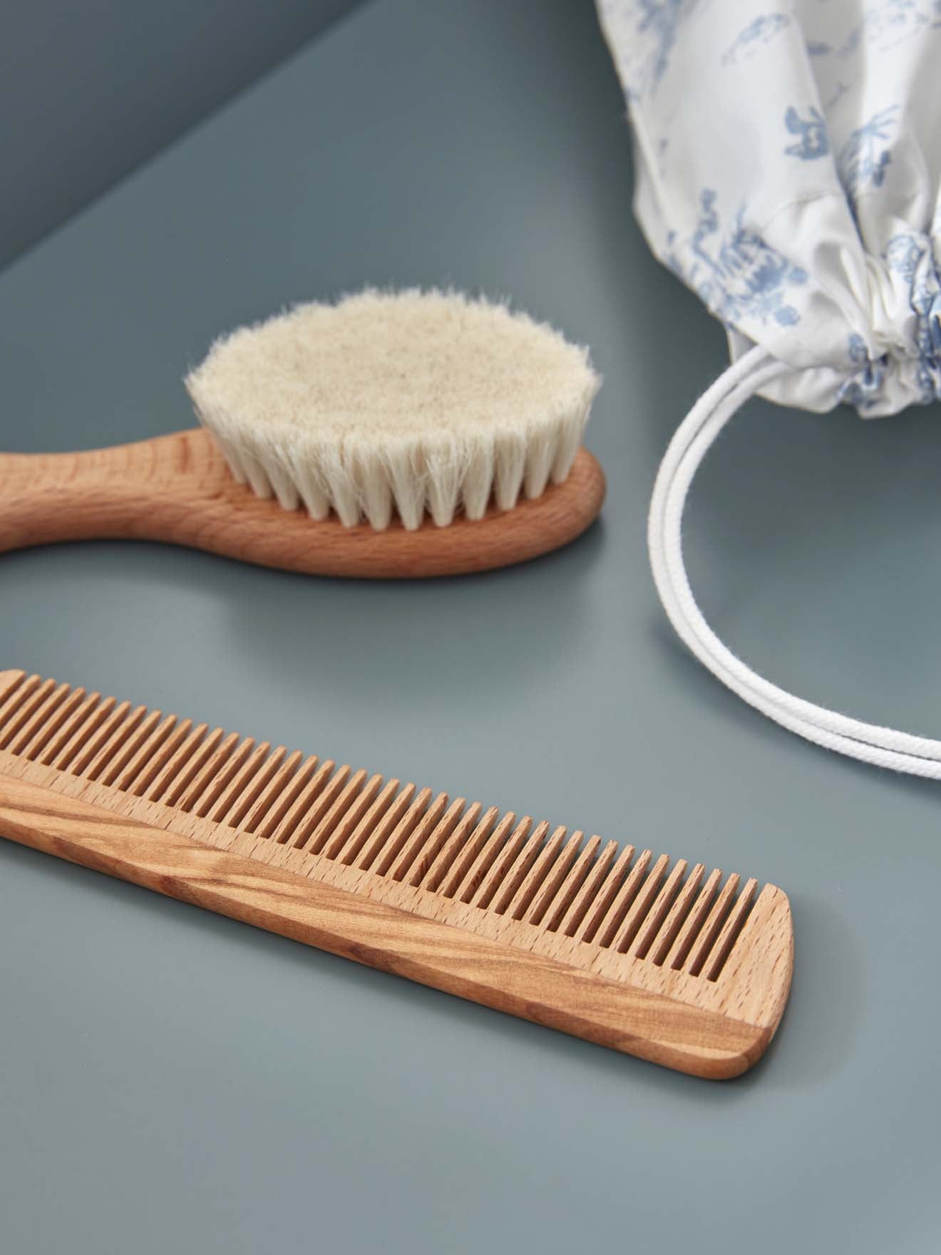 Houten babyborstel en babykam