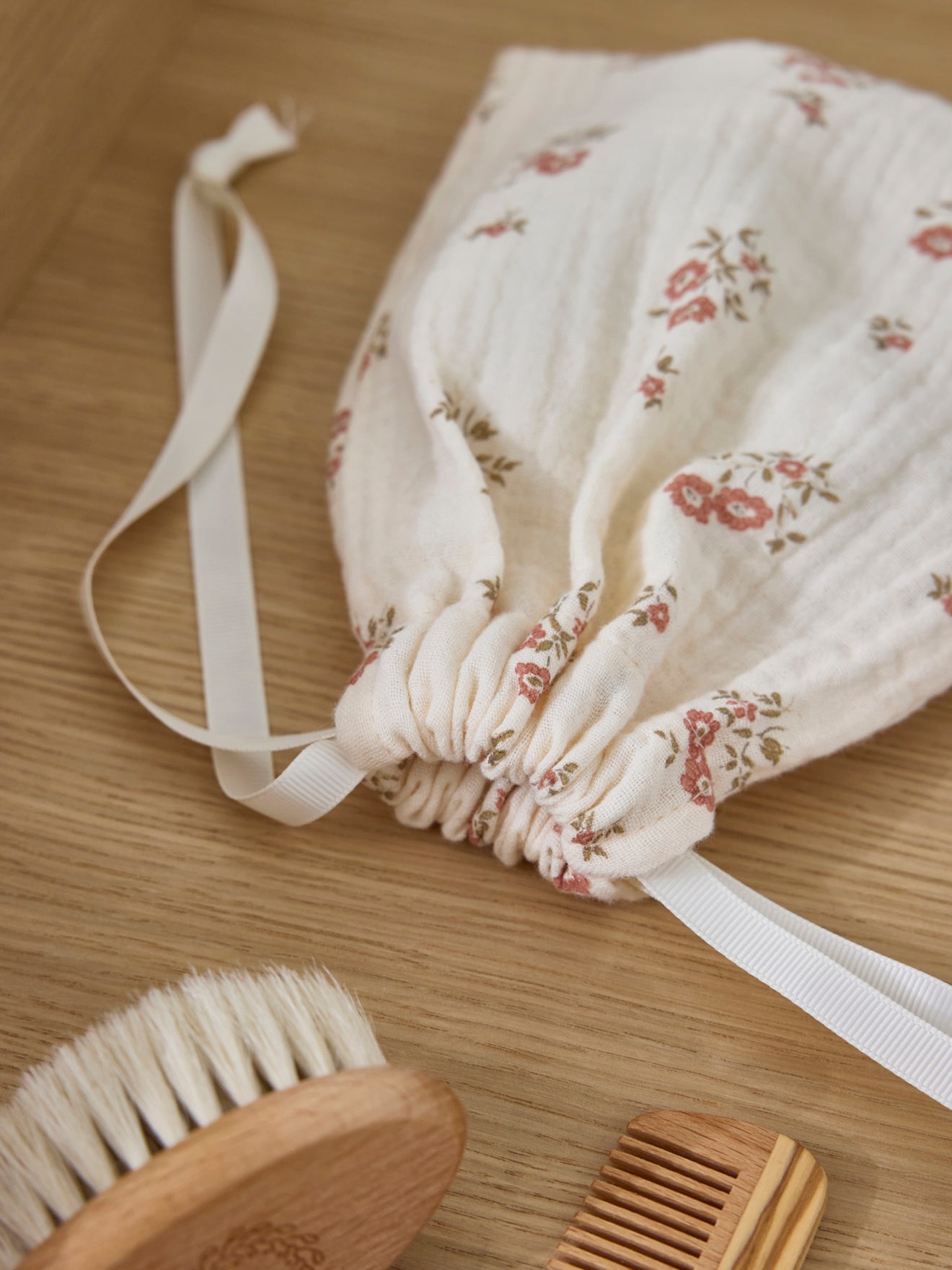 Houten babyborstel en babykam