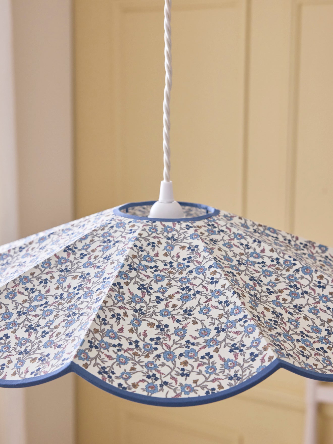 Suspension fleur en tissu Liberty - Hannah Fay