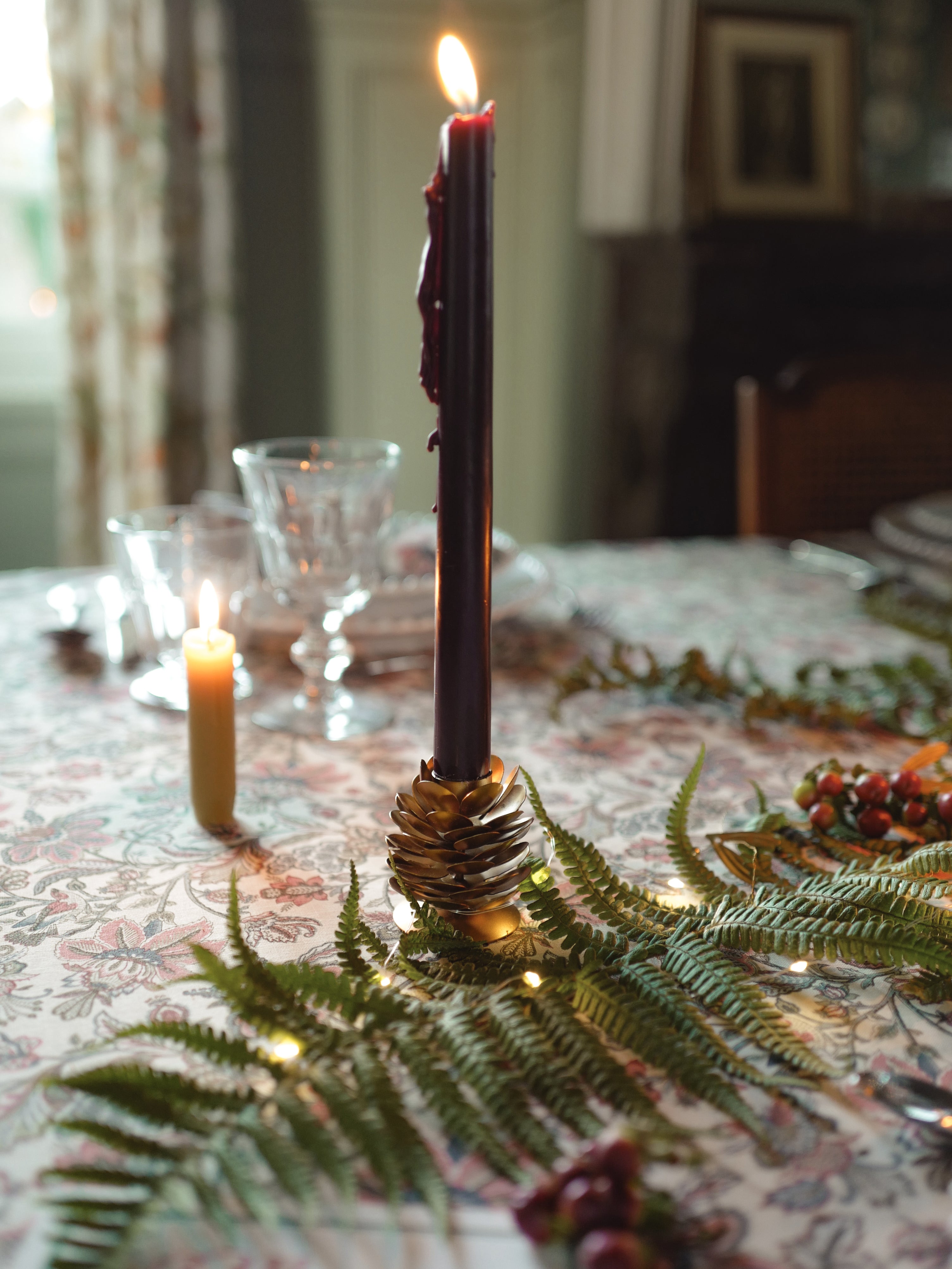 Kandelaar in dennenappelvorm