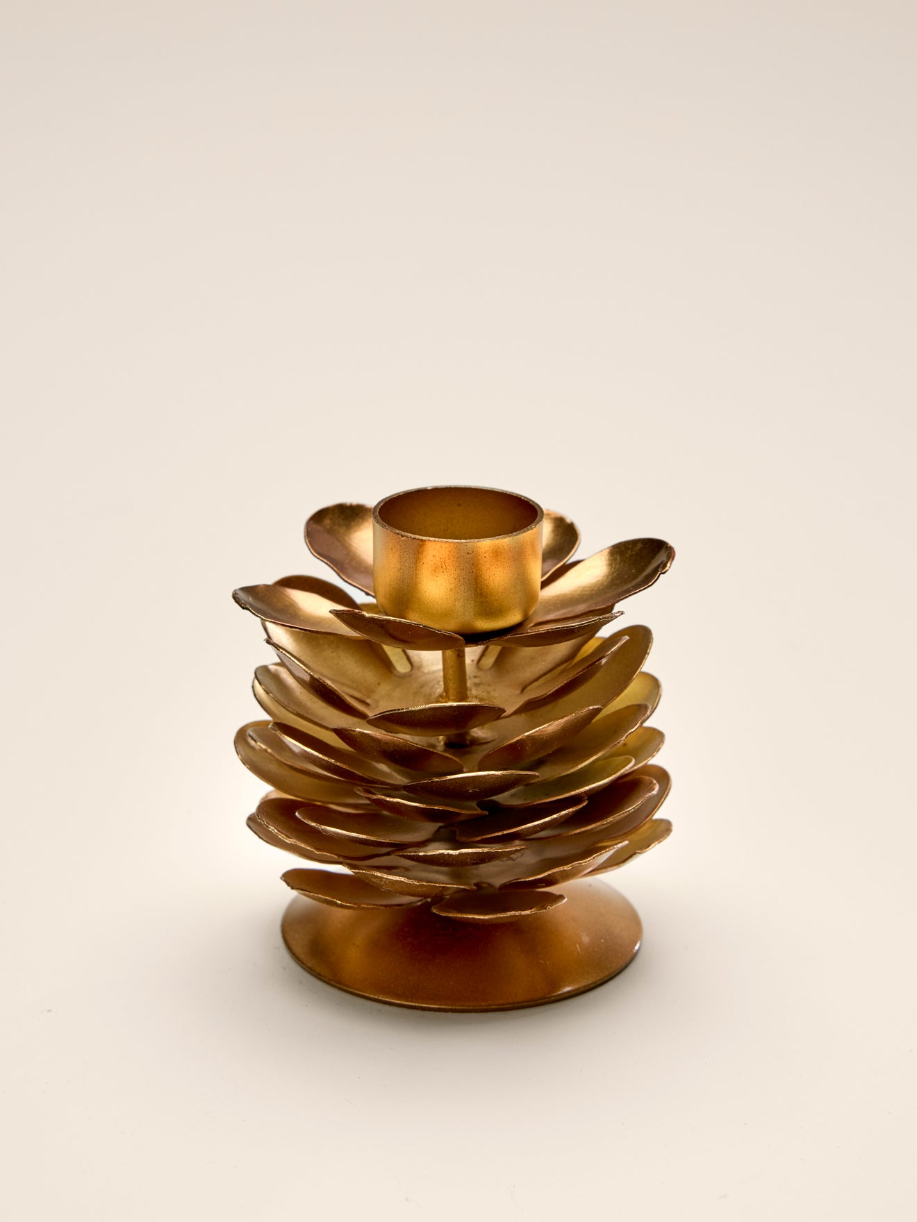 Kandelaar in dennenappelvorm