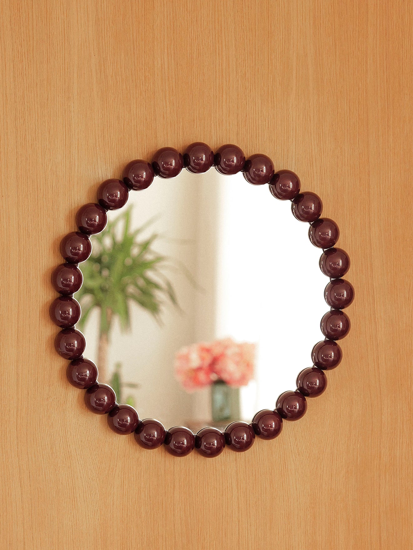 Ronde spiegel met houten bollen rondom