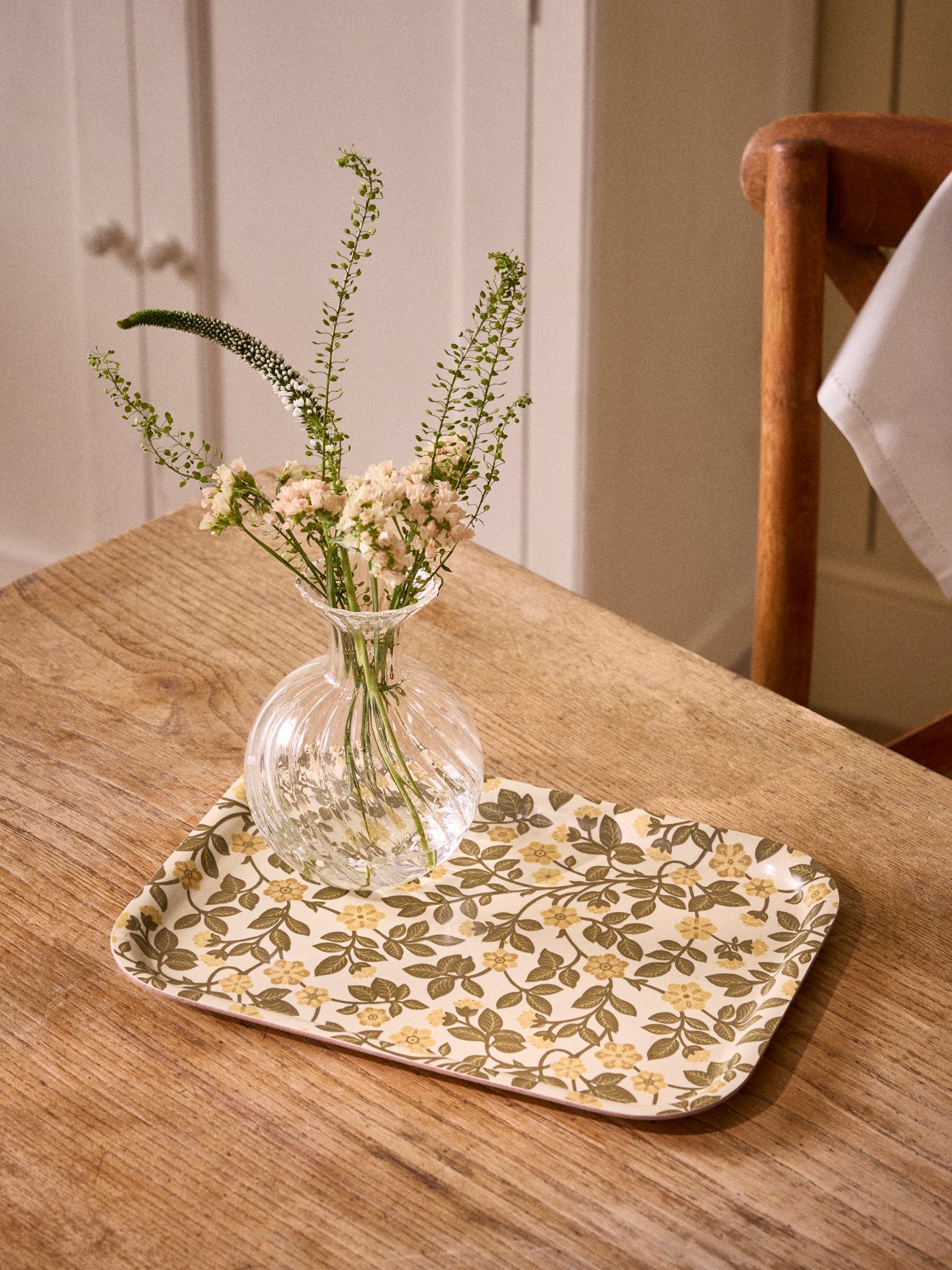 Houten dienblad met bloemenmotief