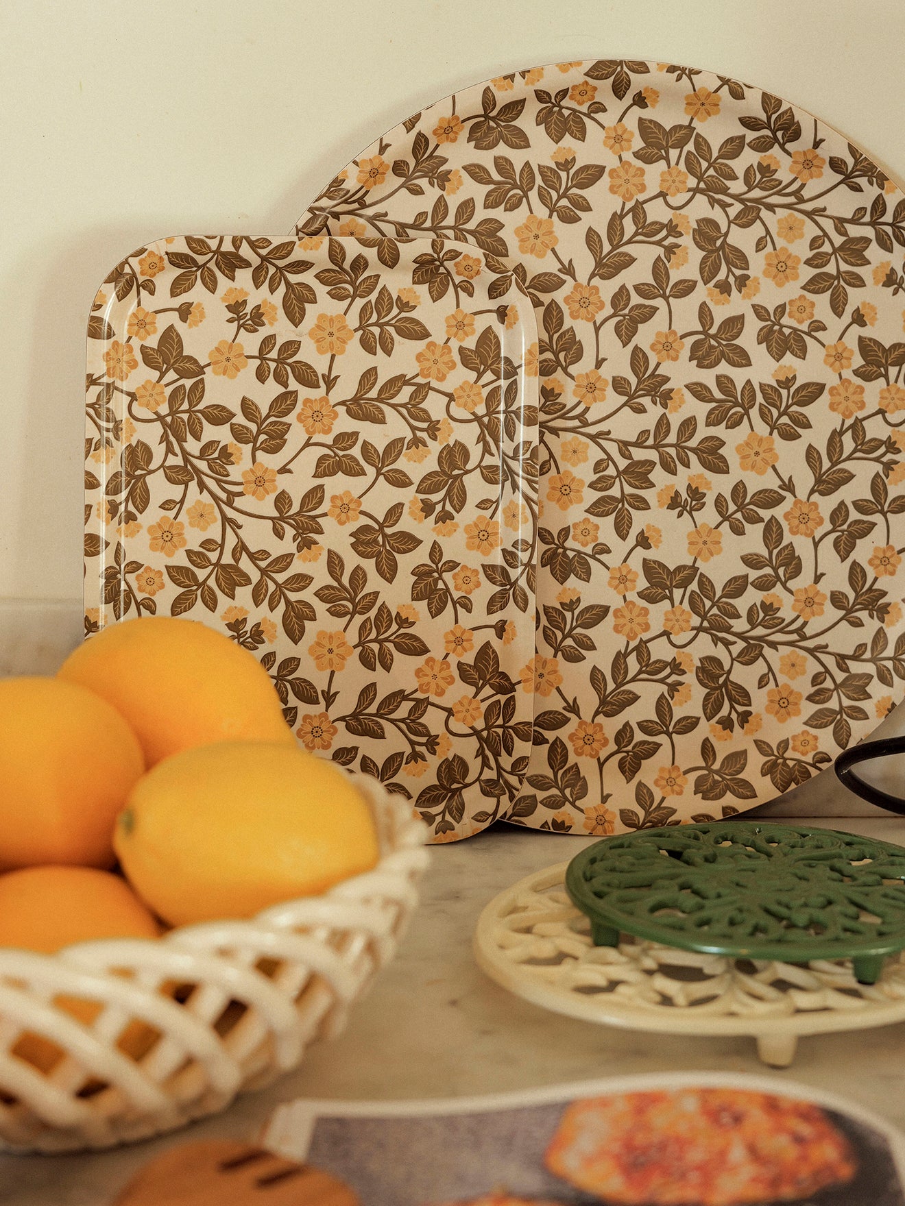 Rond houten dienblad met bloemenmotief