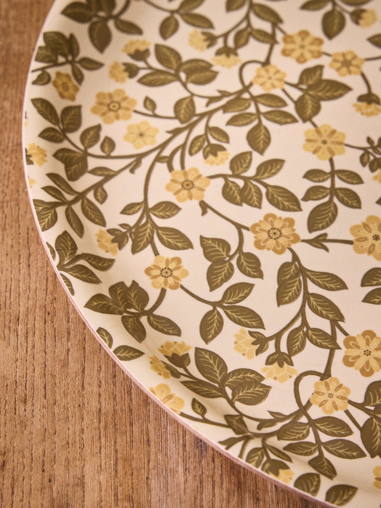 Rond houten dienblad met bloemenmotief