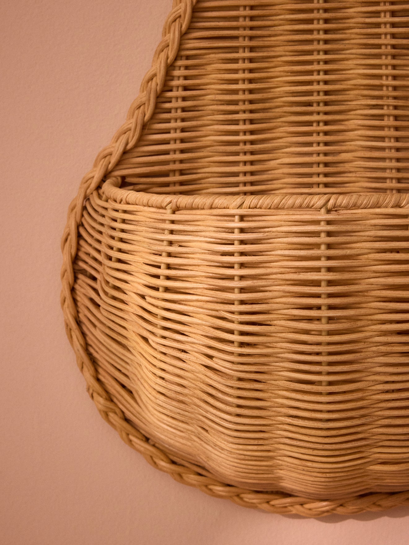 Peervormige mand in rotan