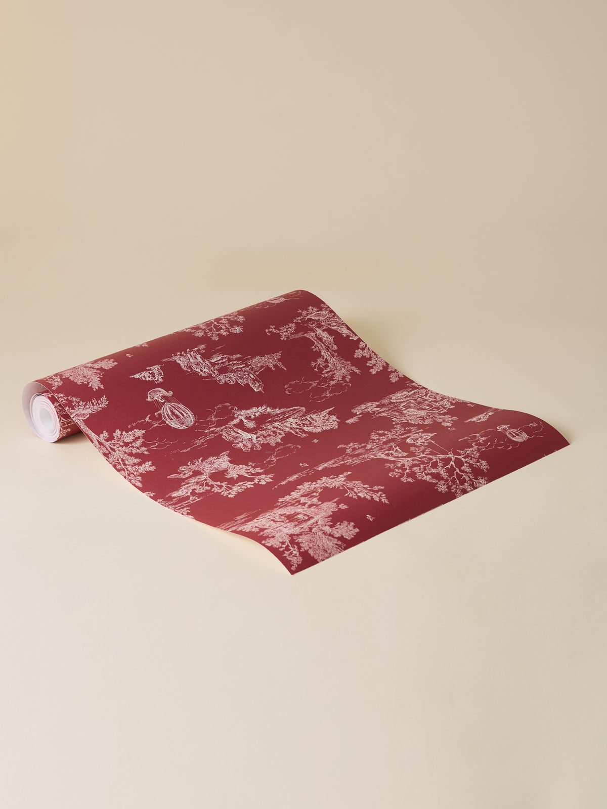 Papier peint bordeaux esprit toile de Jouy