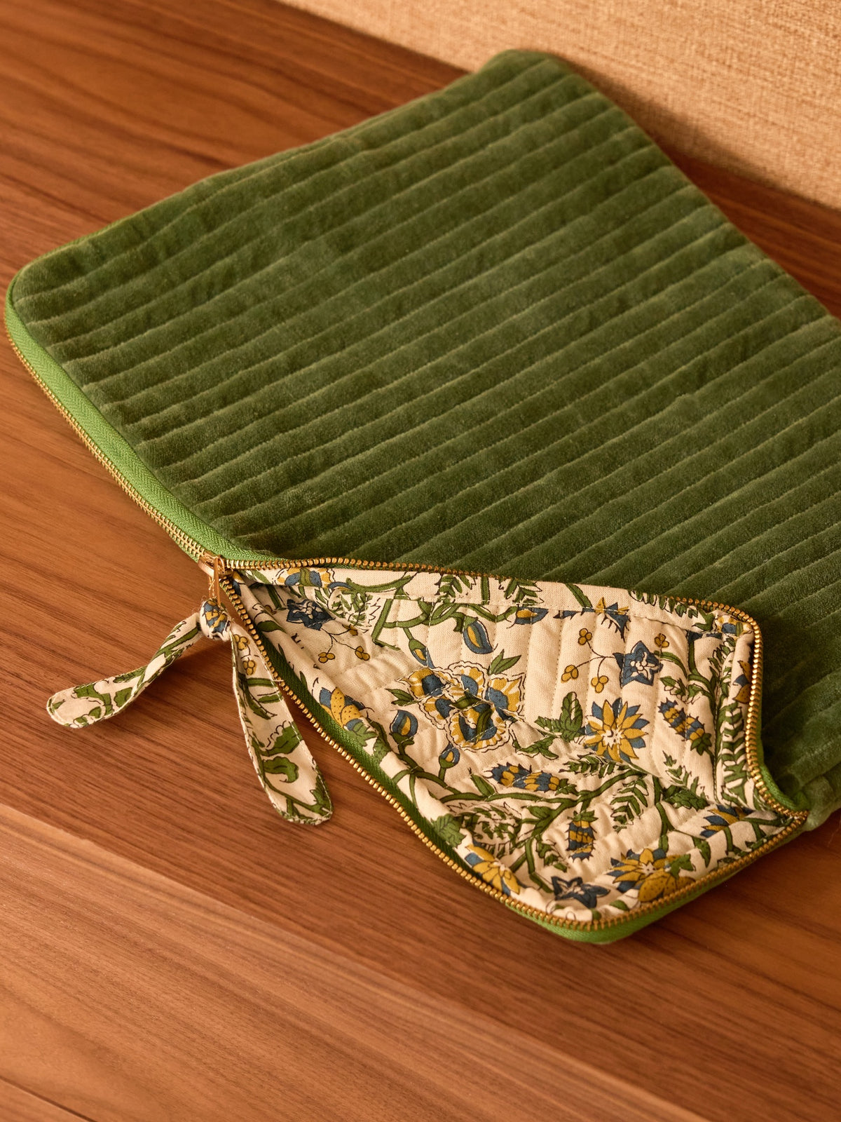 Pochette ordinateur en velours