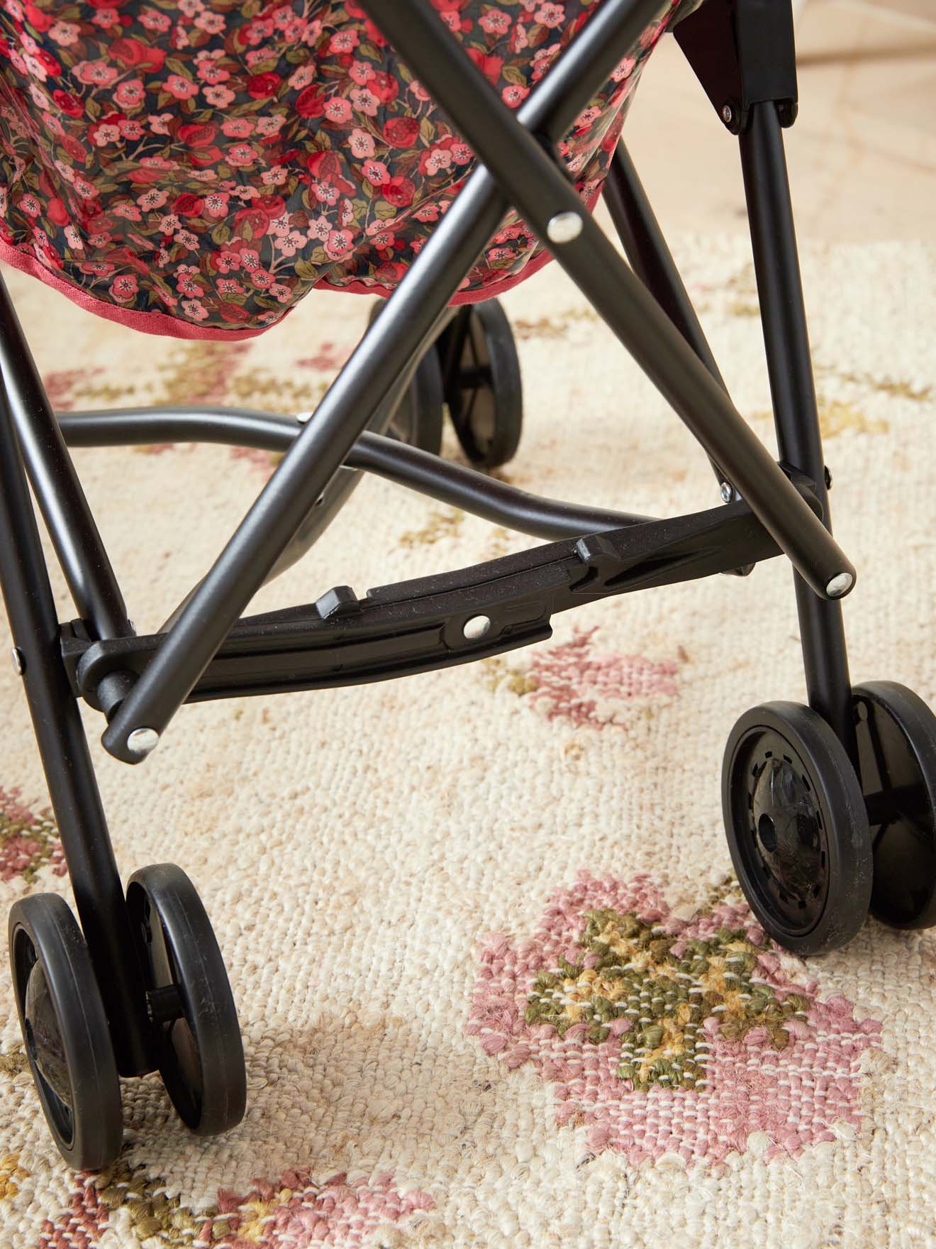 Poppenwagen Mae in Liberty-stof - Collectie Cyrillus X Minikane