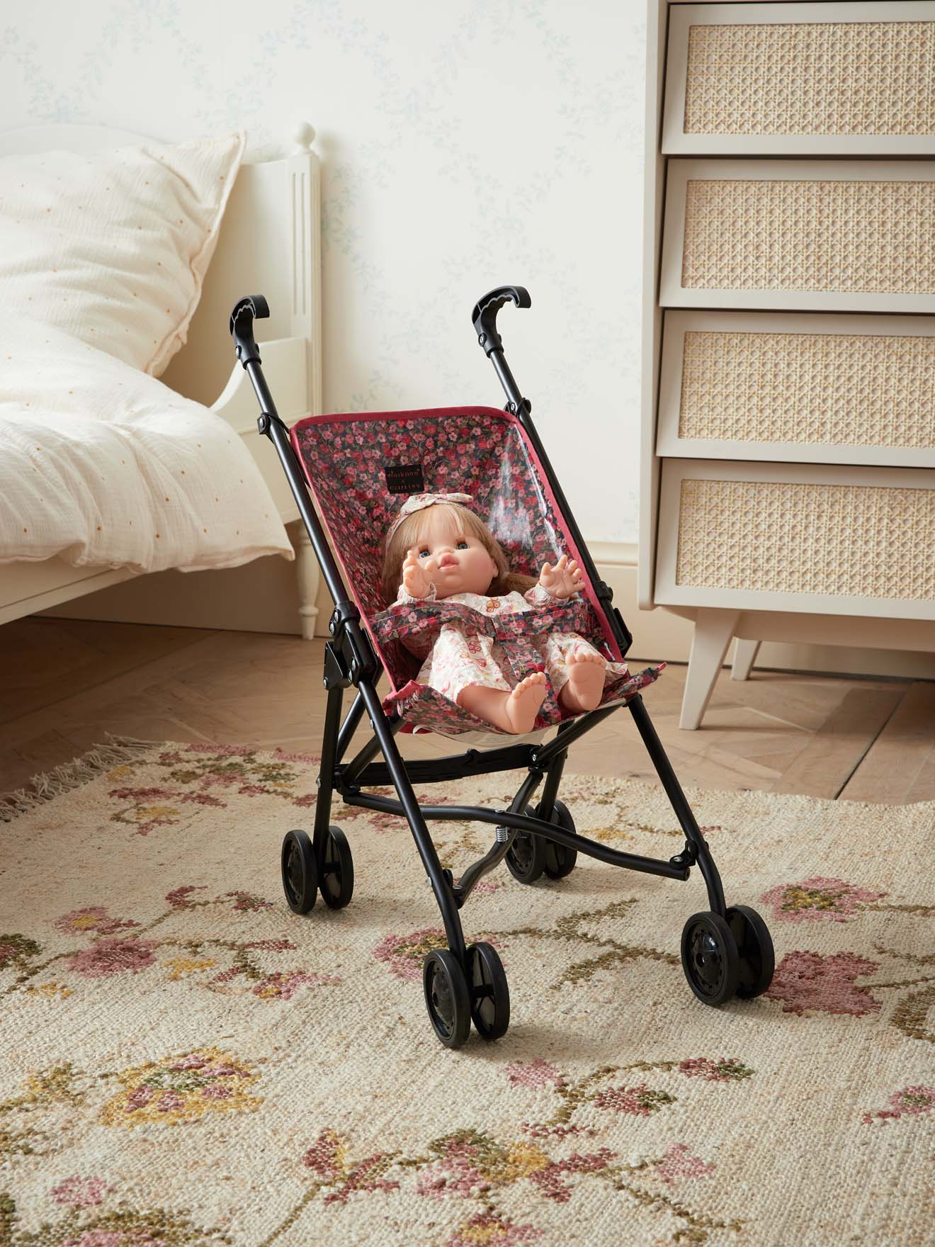 Poppenwagen Mae in Liberty-stof - Collectie Cyrillus X Minikane