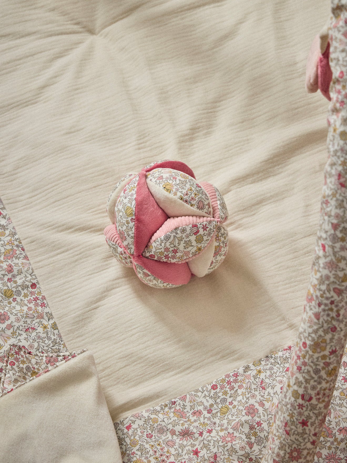 Speelbal in velours en Liberty-stof