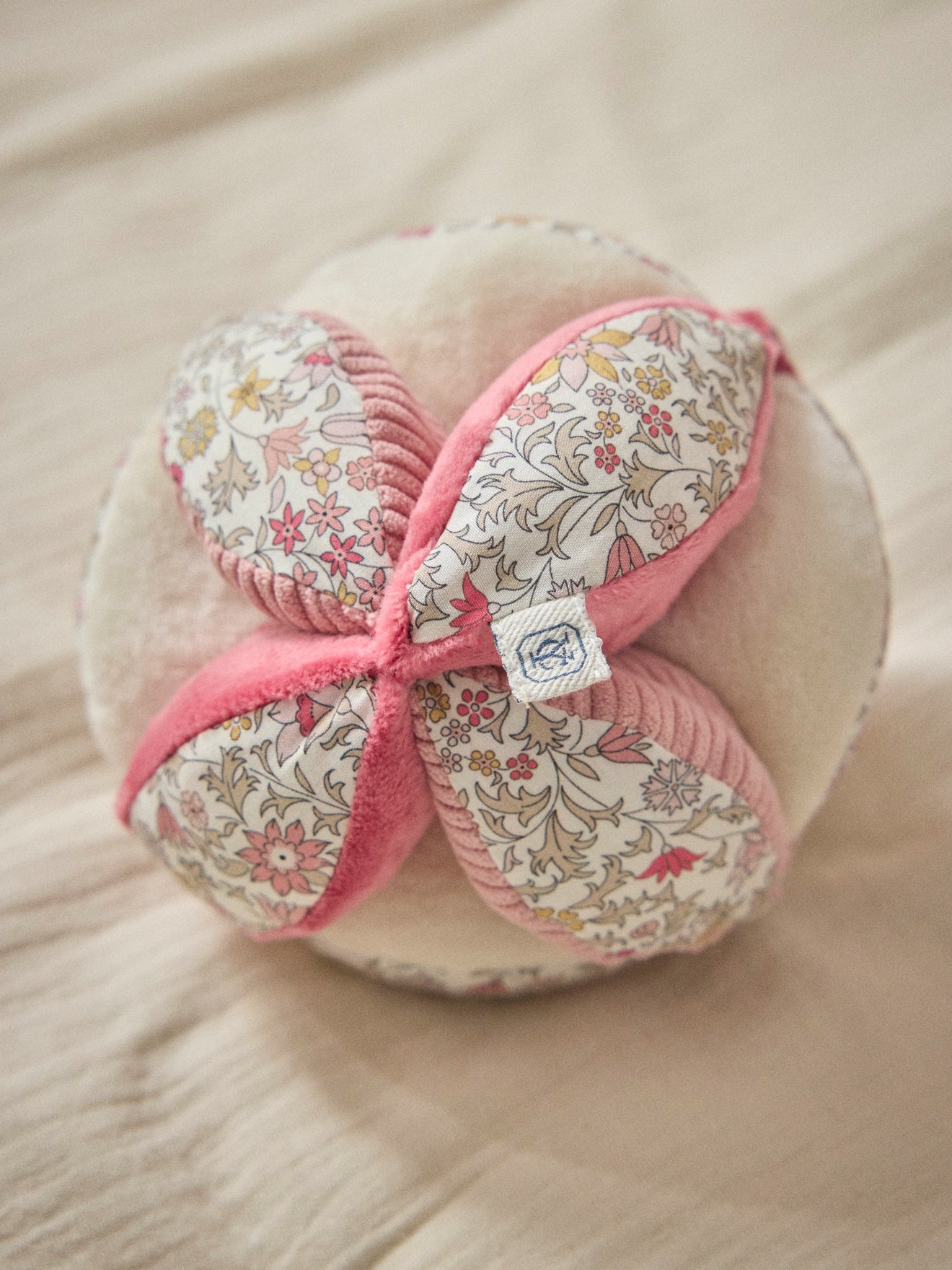 Speelbal in velours en Liberty-stof
